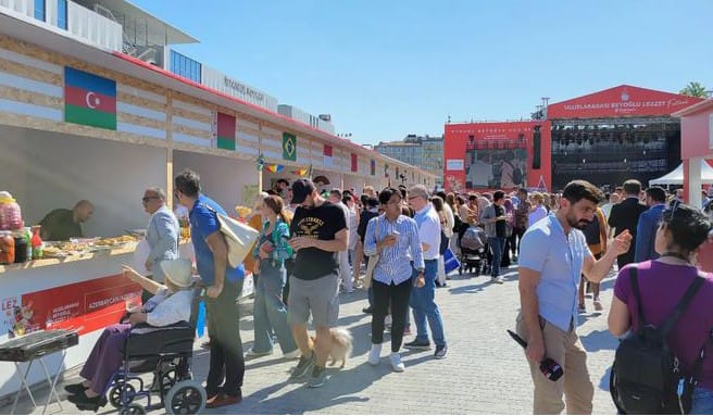 Suasana bazaar yang rutin diselenggaralan di Kota Istanbuol, Turki.