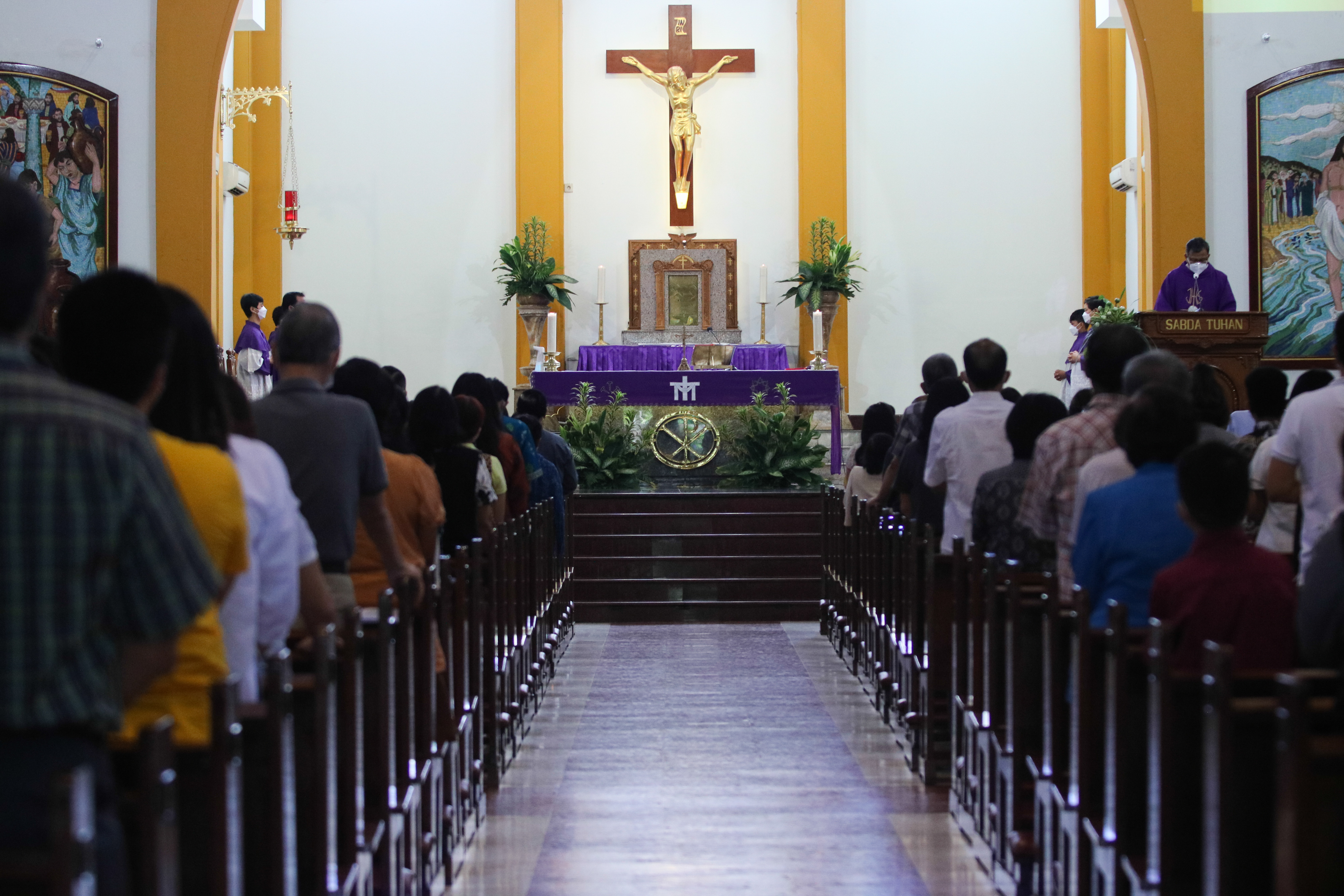 Umat Katolik mengikuti Misa Rabu Abu di Gereja Katolik Kristus Raja Surabaya, Jawa Timur