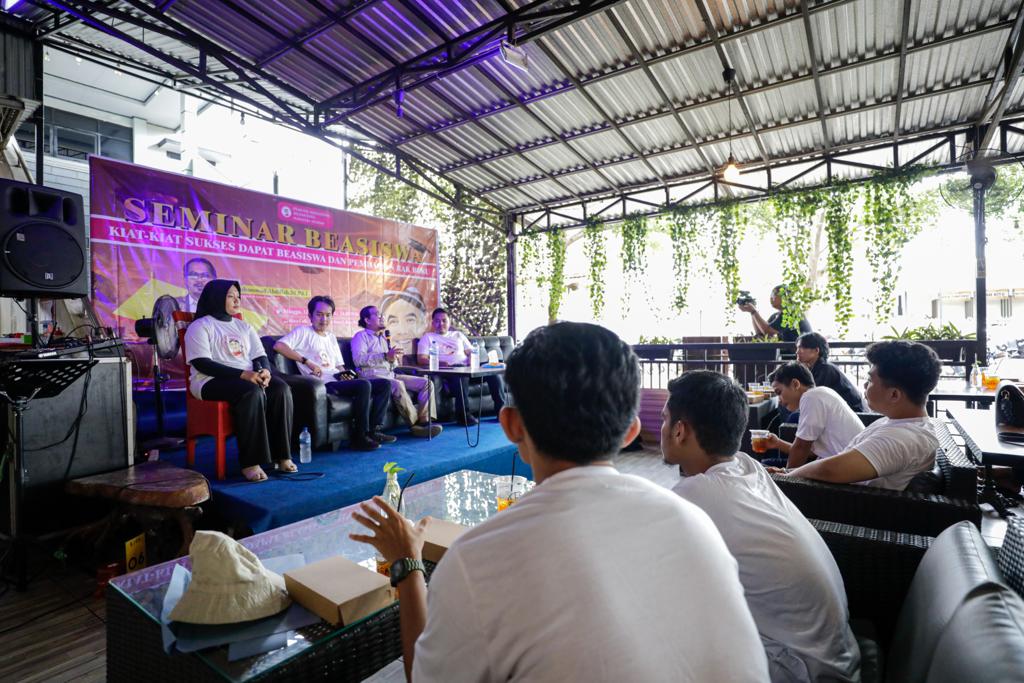Seminar Beasiswa guna meningkatkan motivasi dan kiat-kiat mendapatkan beasiswa baik dalam negeri maupun luar negeri, di Palembang, Sumsel.