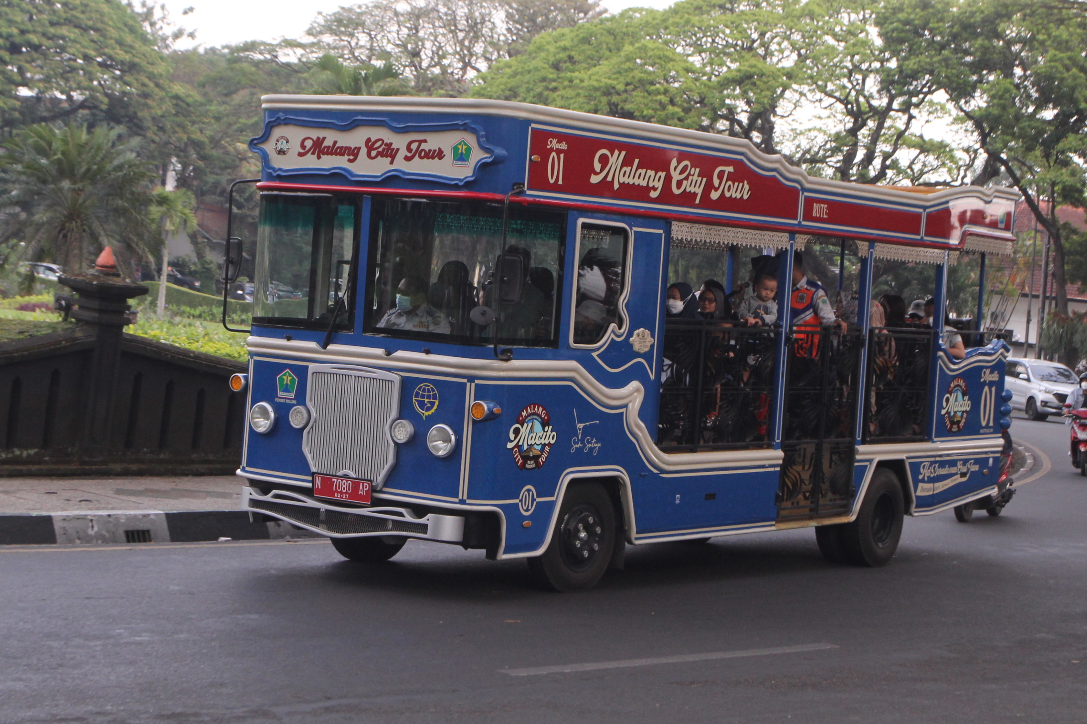 Bus wisata Malang City Tour (Macito) melintas di kawasan heritage di Malang, Jawa Timur, Selasa (5/7/2022).