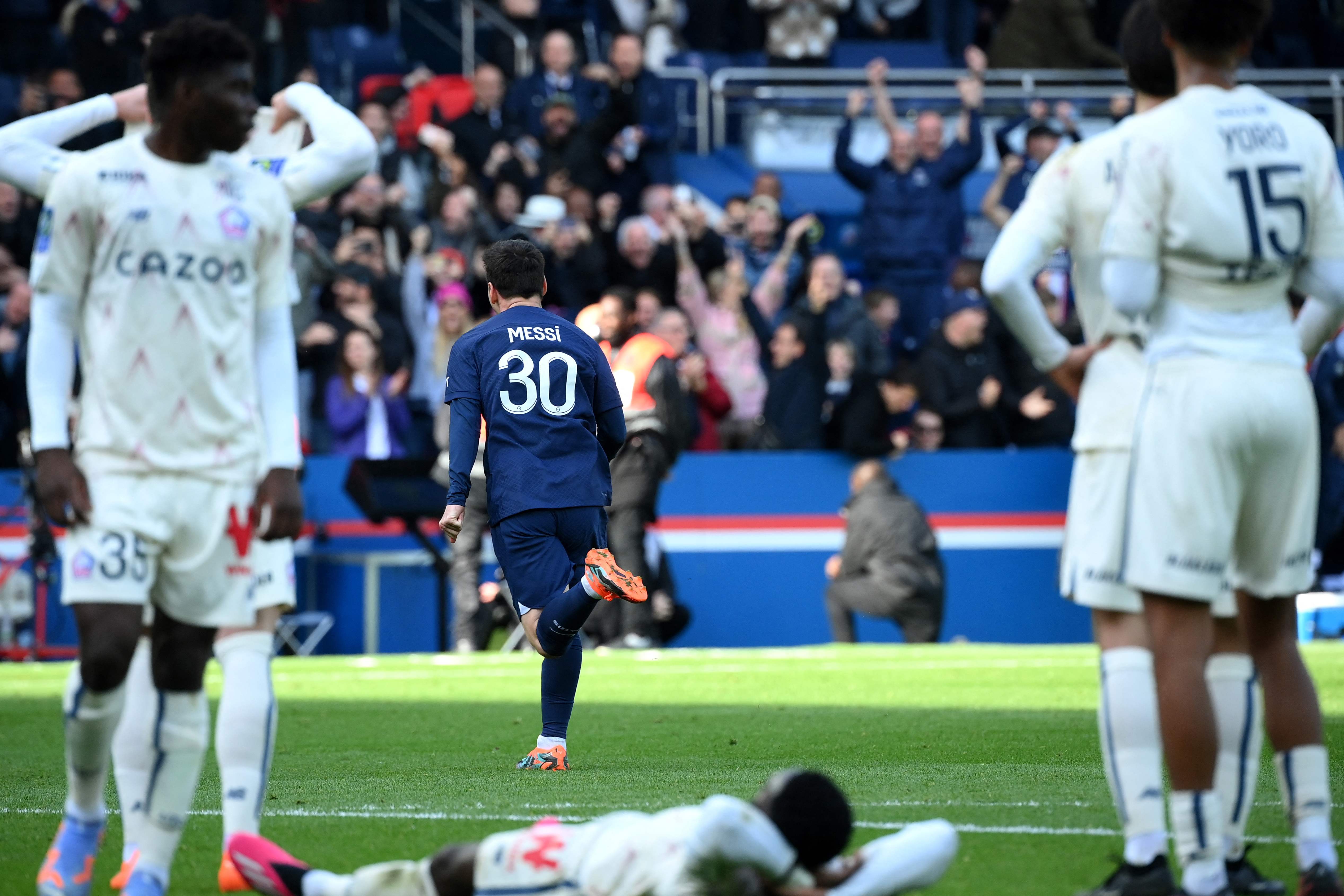 Penyerang PSG Lionel Messi melakukan selebrasi usai mencetak gol ke gawang Lille di laga Ligue 1.