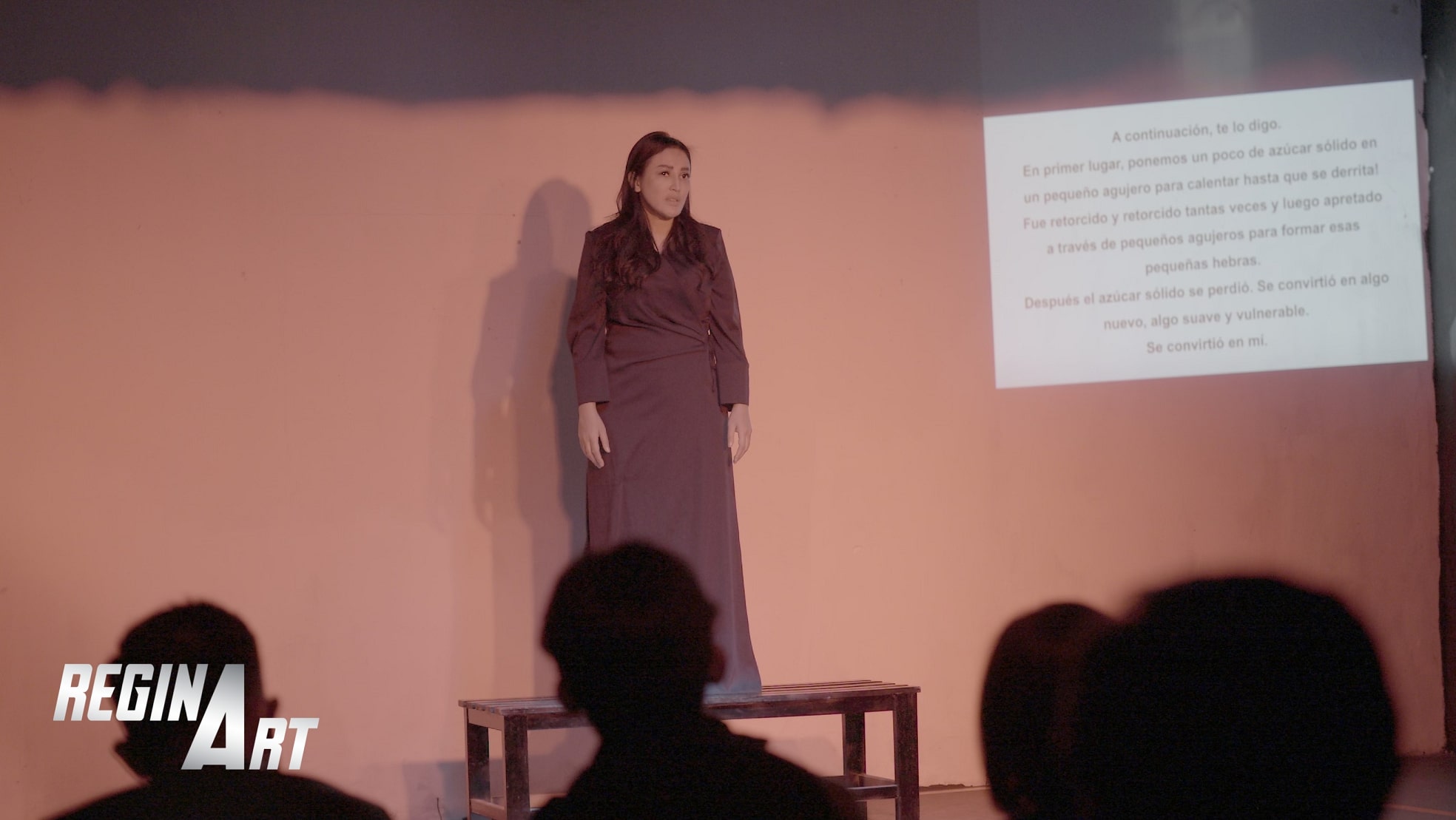 Pertunjukan monolog Regina Art di Meksiko City