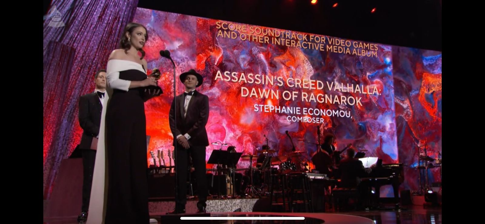 Perwakilan dari tim  Assassin's Creed Valhalla: Dawn Of Ragnarok saat menerima Grammy