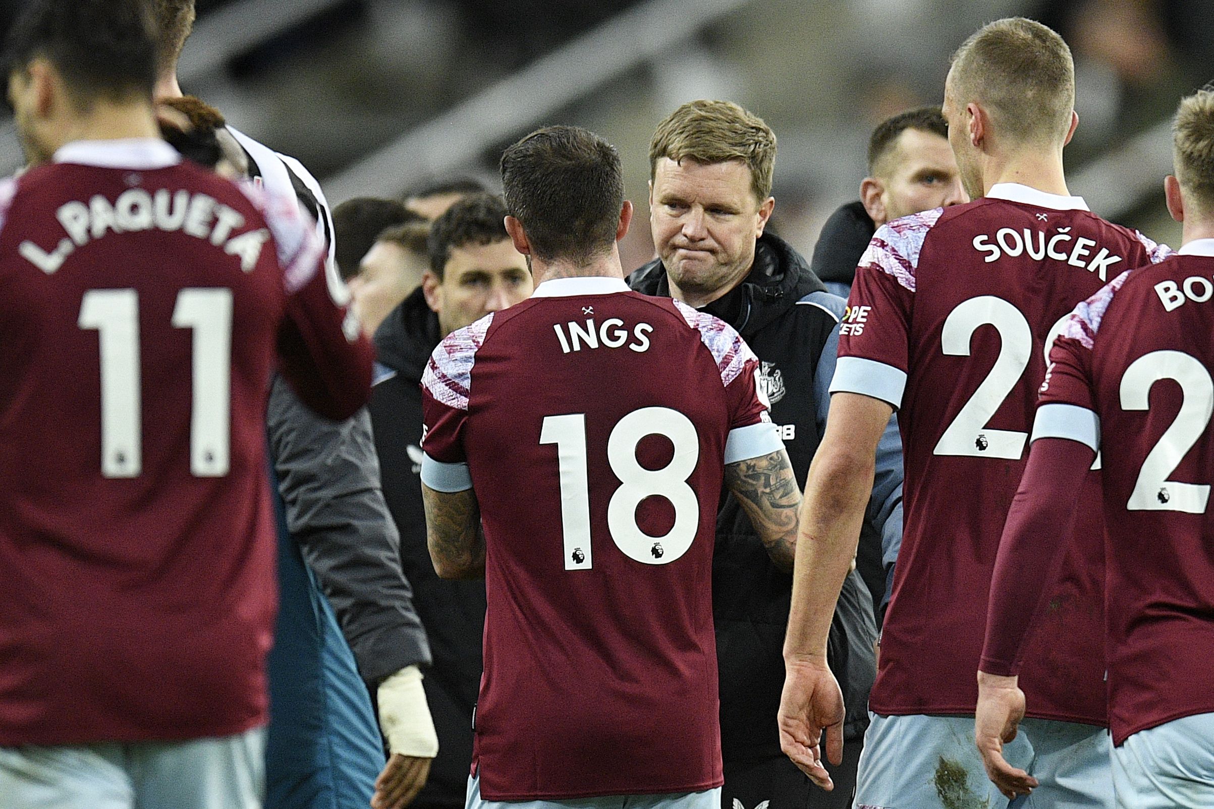 Pelatih Newcastle Eddie Howe (tengah) bersama pemainnya