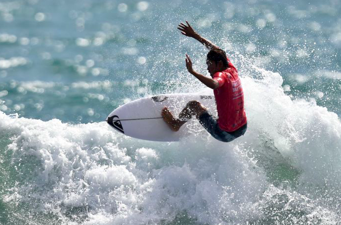 Aksi peselancar Indonesia RIo Waida.