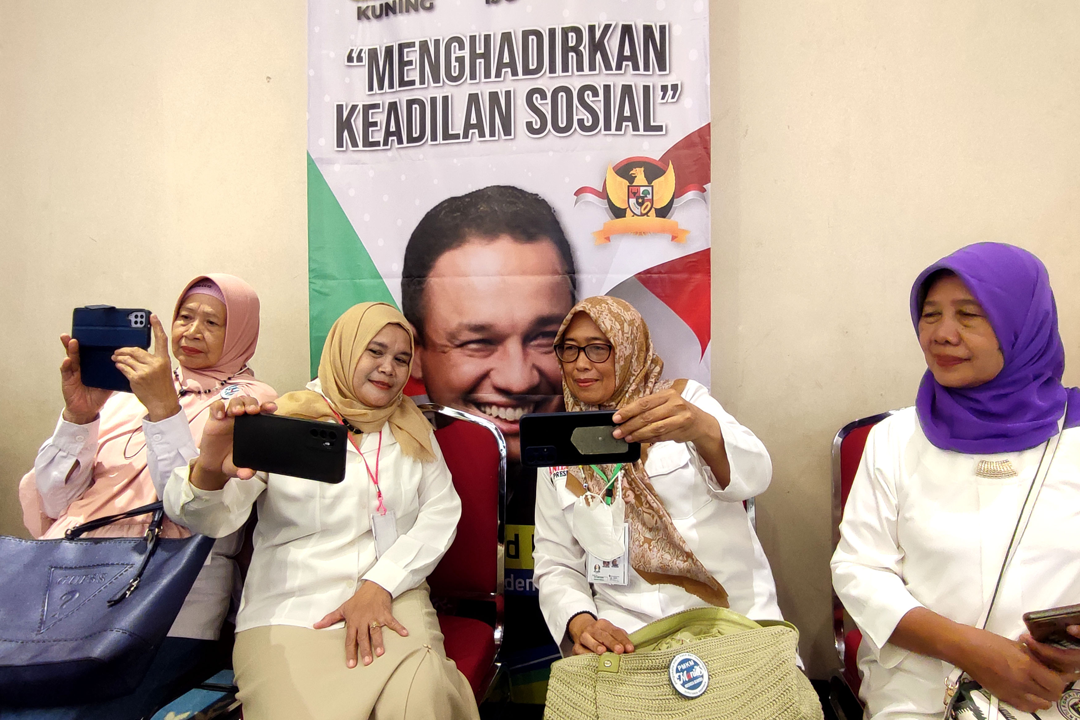 Pendukung Anies Baswedan berswafoto dengan poster bakal calon presiden partai NasDem, Demokrat dan PKS tersebut.