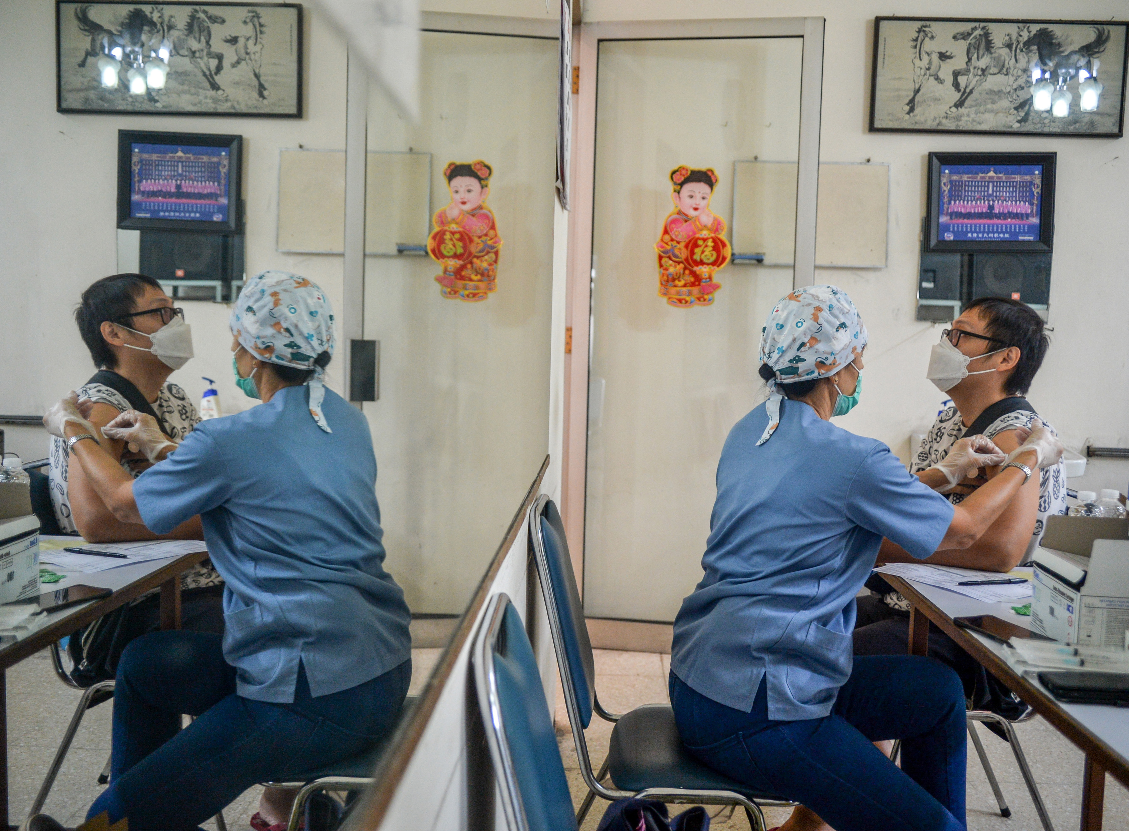  Vaksinator menyuntikkan vaksin penguat kedua covid-19 kepada seorang warga di Yayasan Dana Sosial Priangan, Bandung, Senin (13/2/2023).