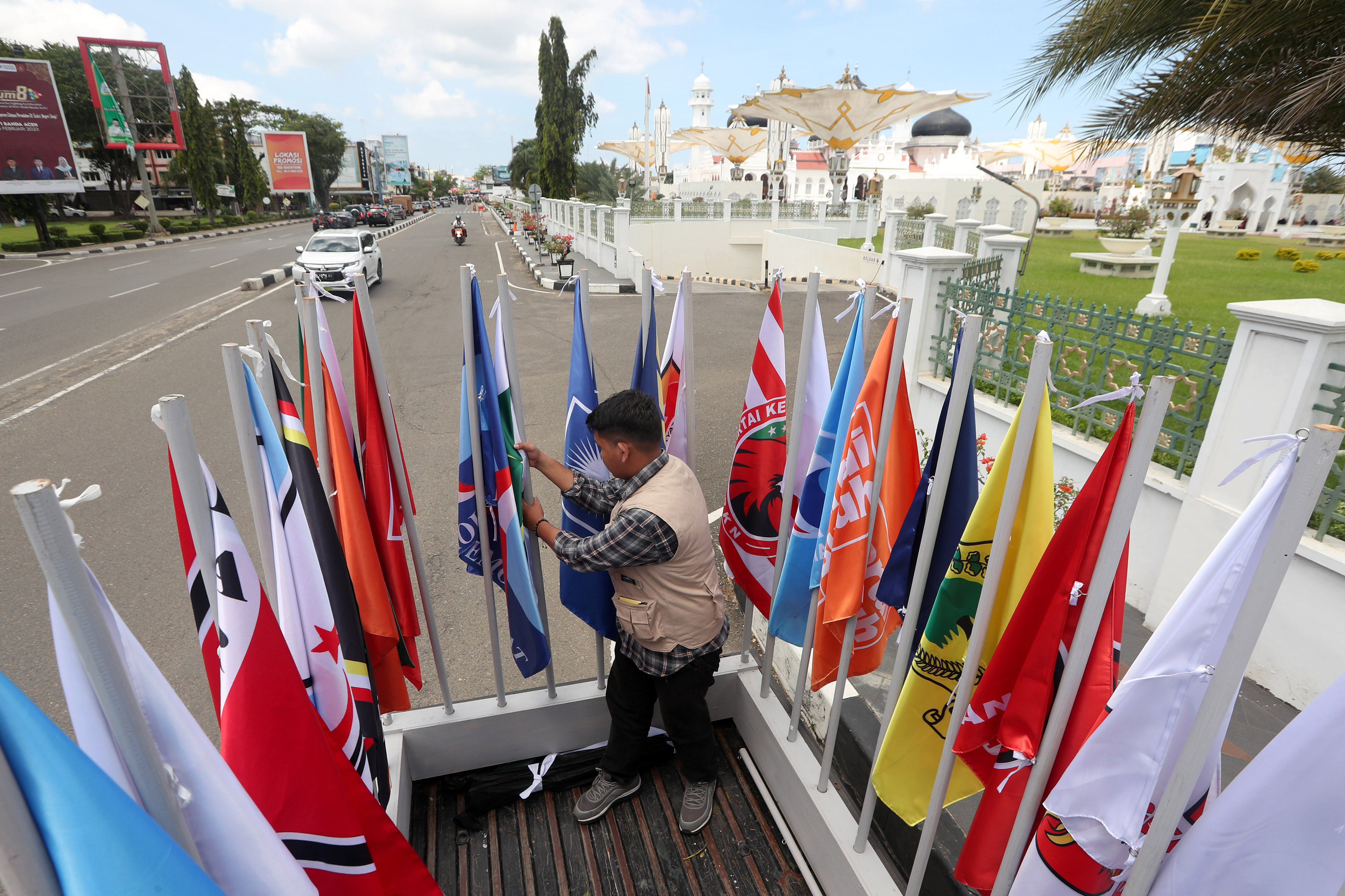 Ilustrasi--Petugas KIP Kota Banda Aceh menata 24 bendera parpol nasional dan lokal  saat sosialisasi Pemilu 2024.