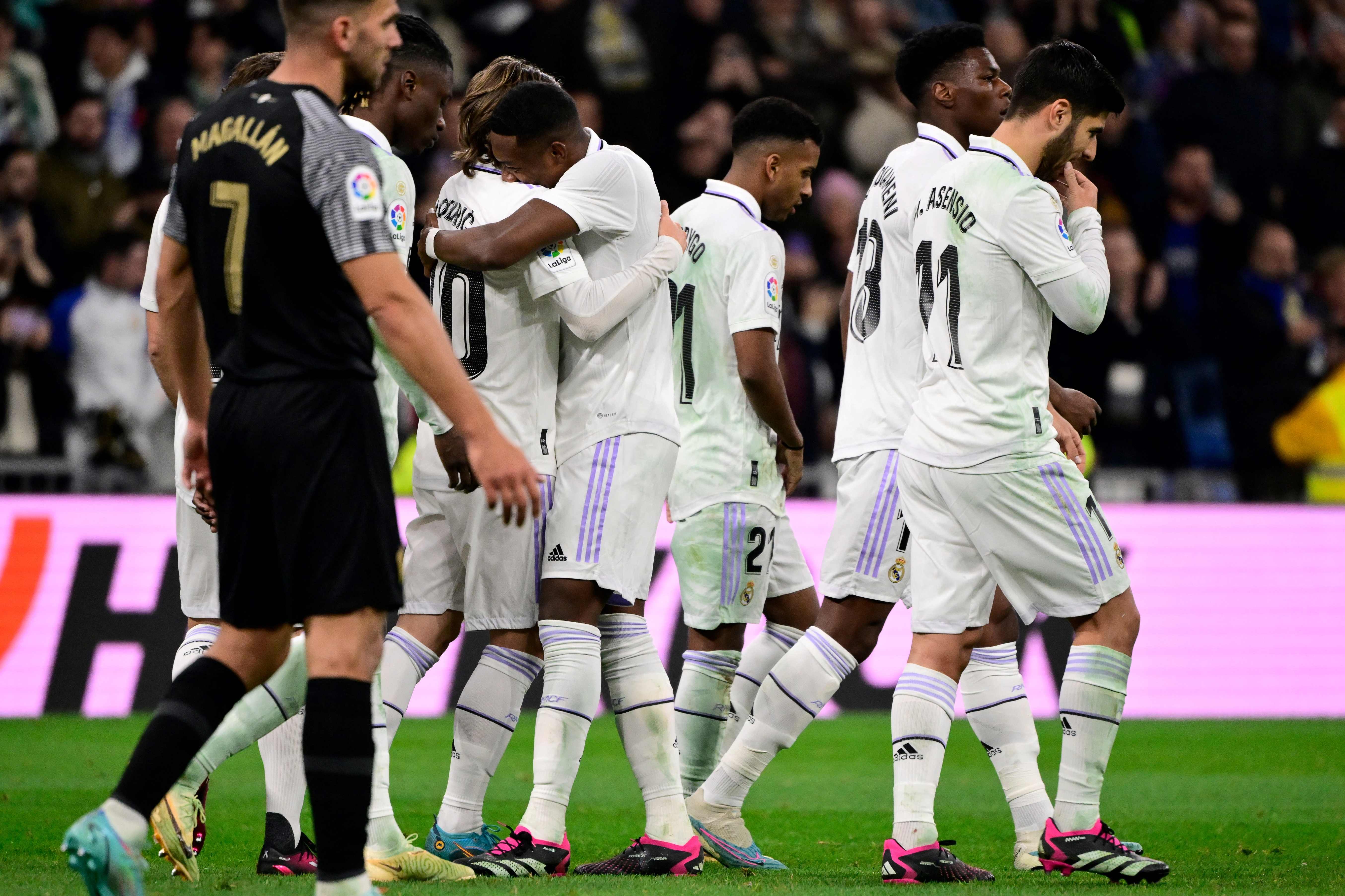 Para pemain Real Madrid melakukan selebrasi usai mencetak gol ke gawang Elche di laga La Liga.