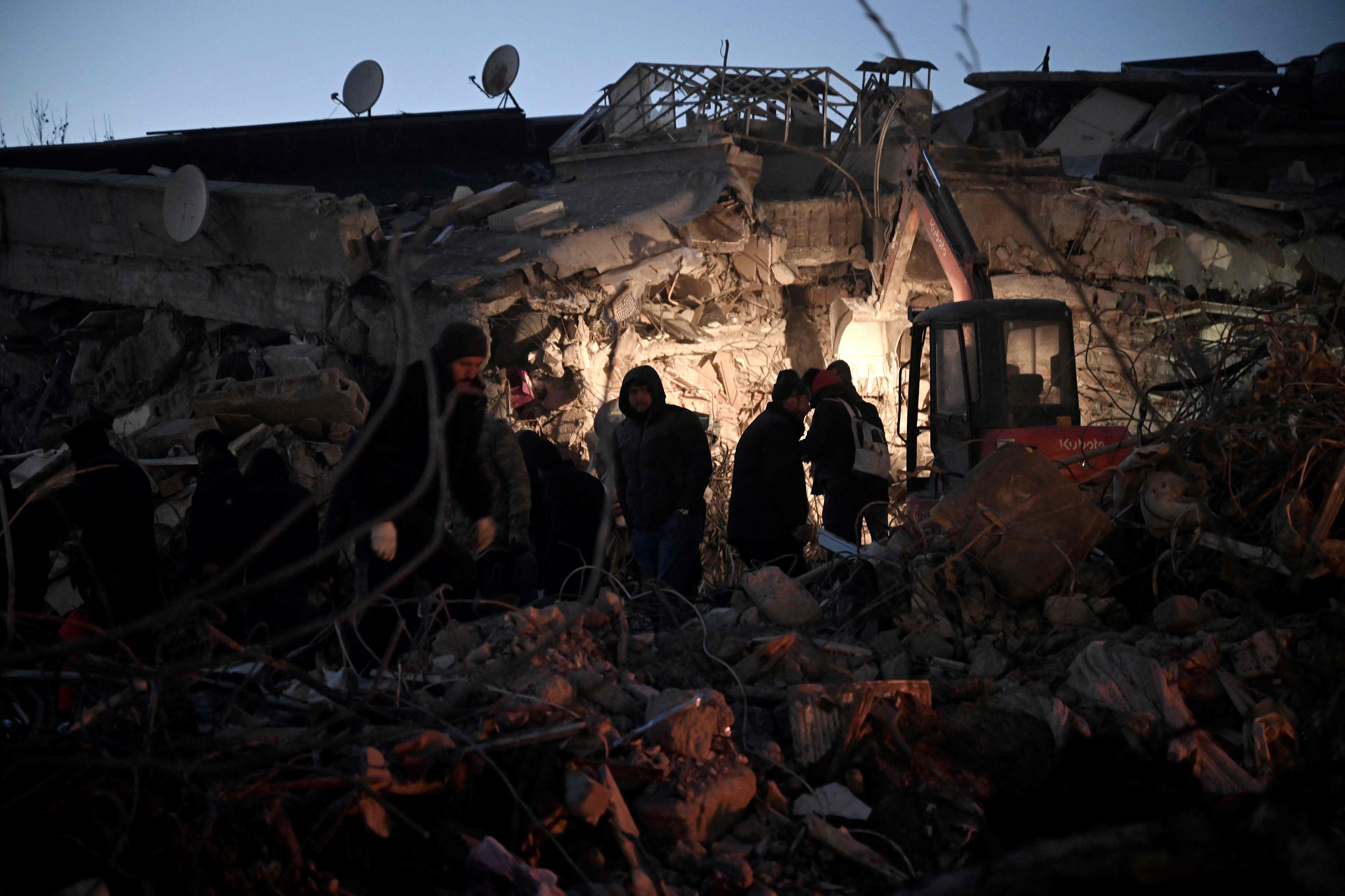 Warga dan tim penyelamat menyisir reruntuhan untuk mencari penyintas di Kahramanmaras, Turki.