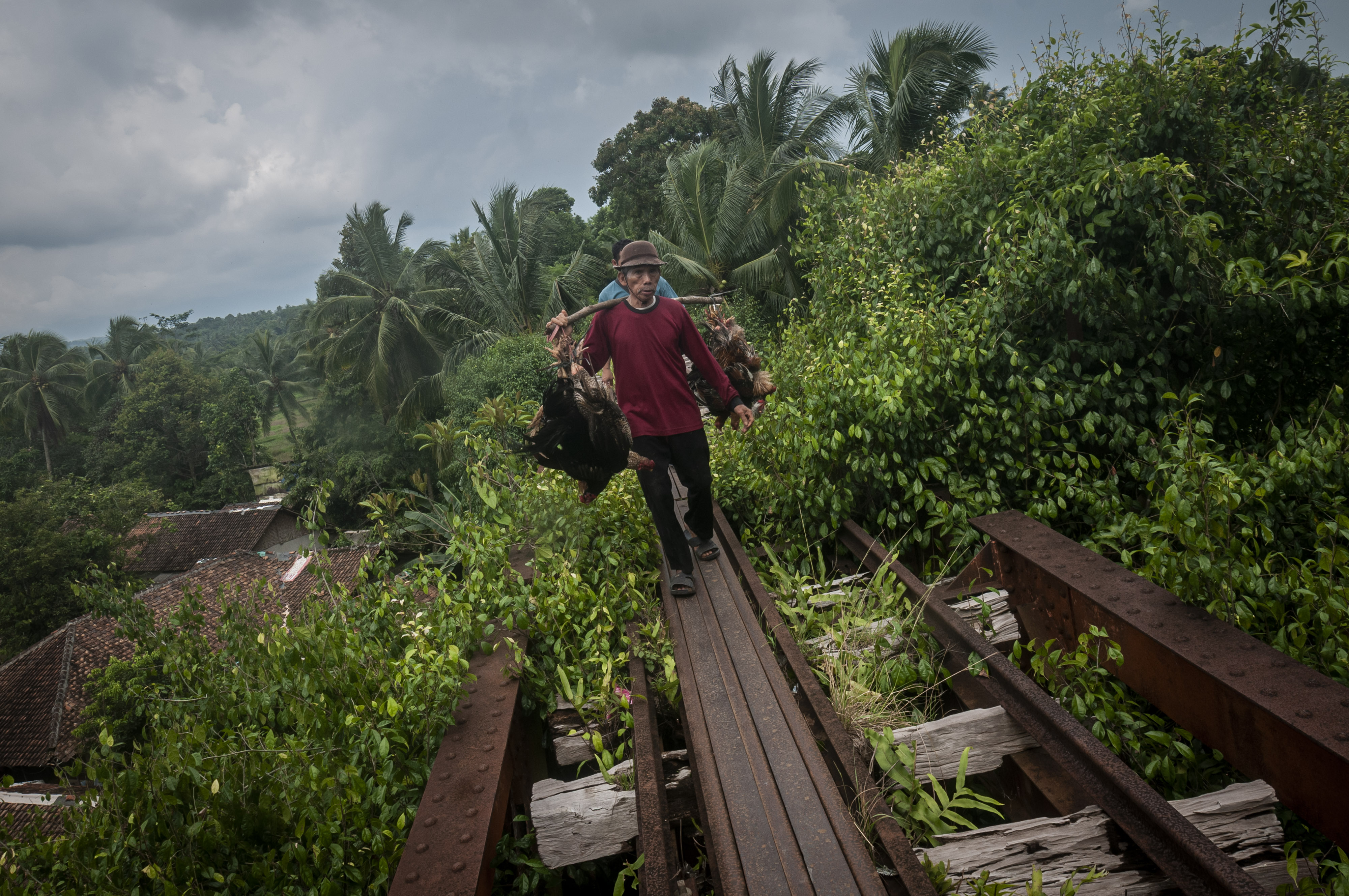 Ilustrasi jalur kereta api nonaktif