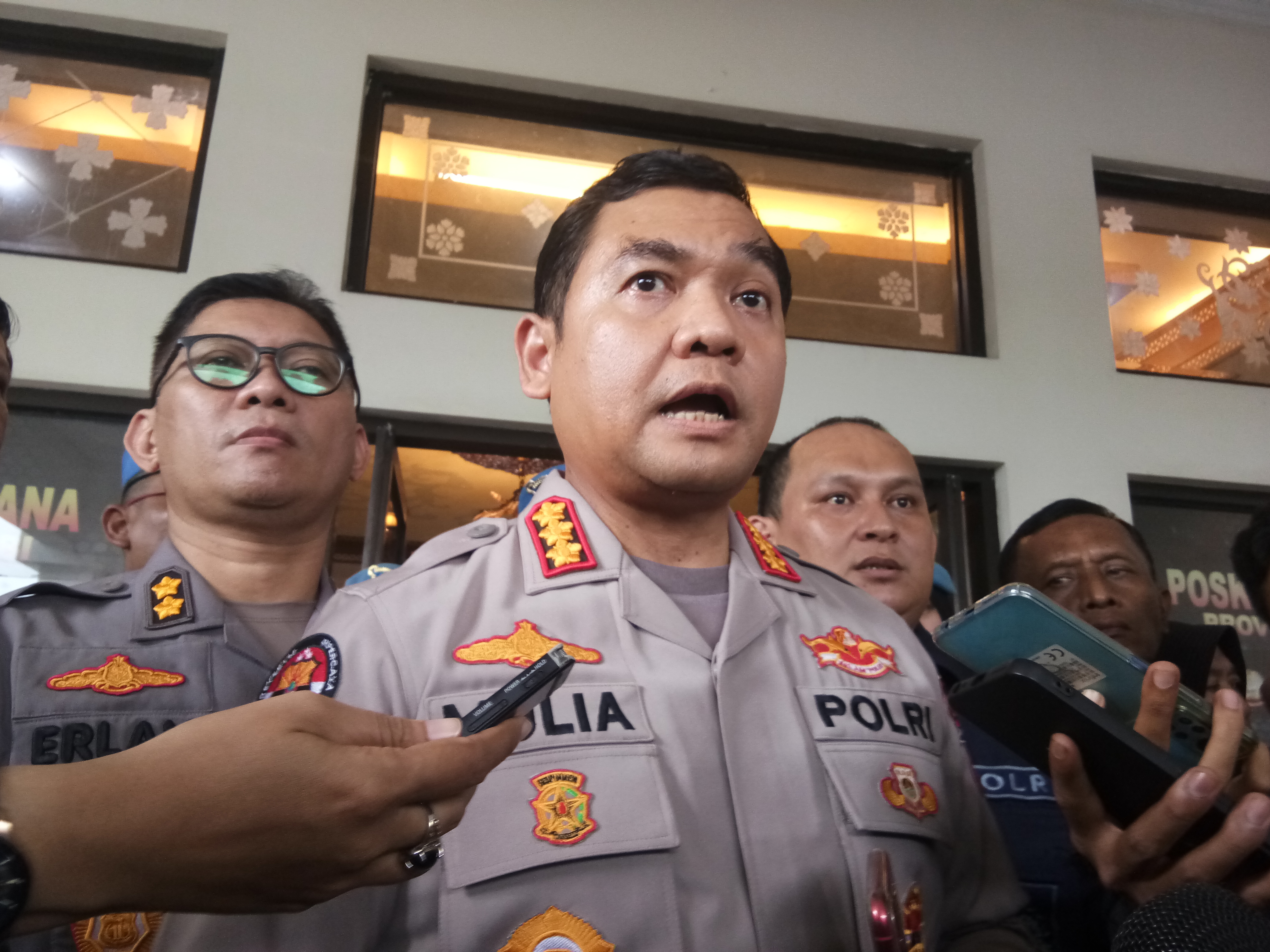 Kabid Humas Polda Jambi Kombes Mulia Prianto berikan keterangan kepada media.