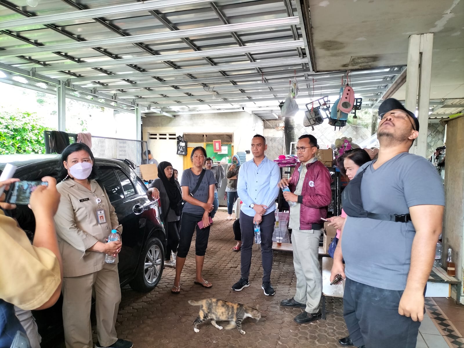 Aparat pemerintahan dan warga bertemu dengan Doksus alias dokter Susana Somali untuk menyelesaikan masalah terkait Pejaten Shelter.