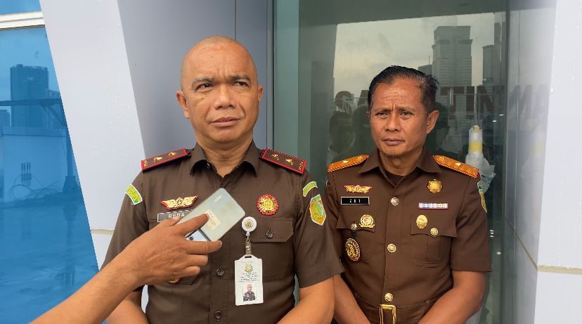Kepala Kejaksaan Tinggi (Kajati) DKI Jakarta Reda Manthovani (kiri).