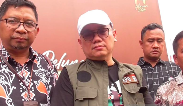 Komisioner KPU RI Parsadaan Harahap (tengah). 