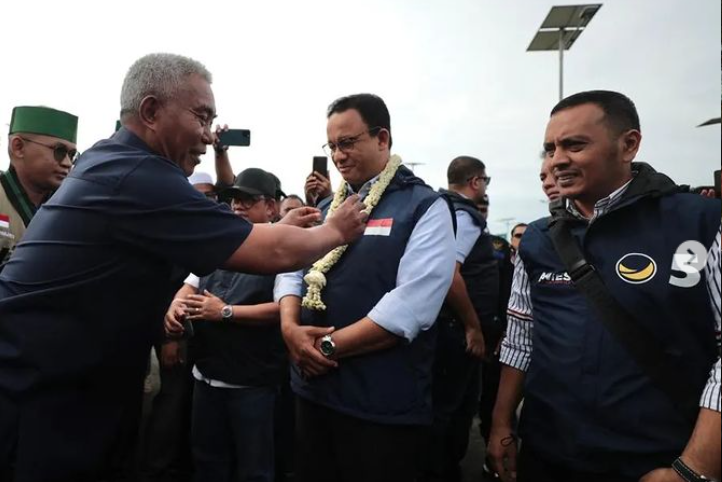 Anies Baswedan setelah mendarat di Bandara Internasional Syamsudin Noor, Banjarbaru, pagi ini. 