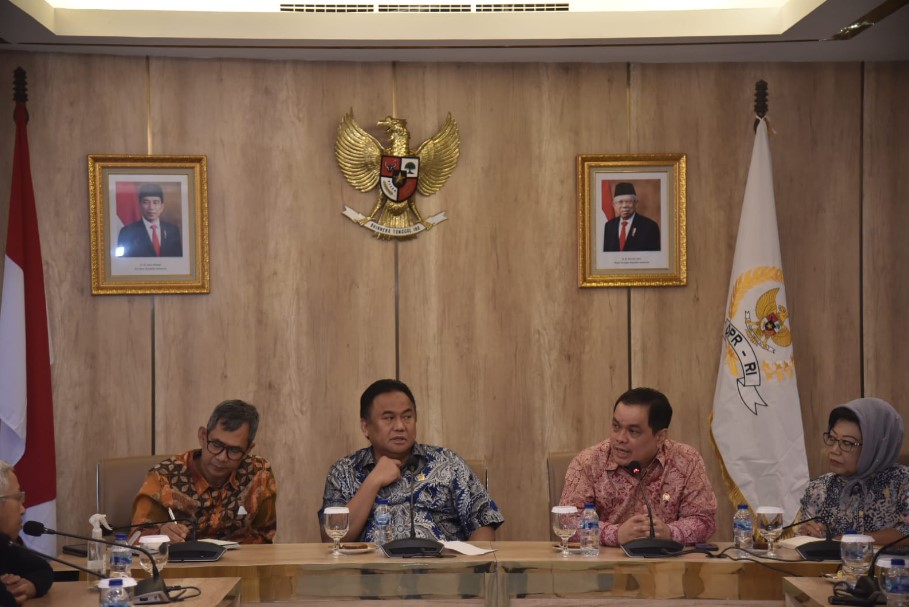 Wakil Ketua DPR RI Bidang Korinbang Rachmat Gobel (tengah)
