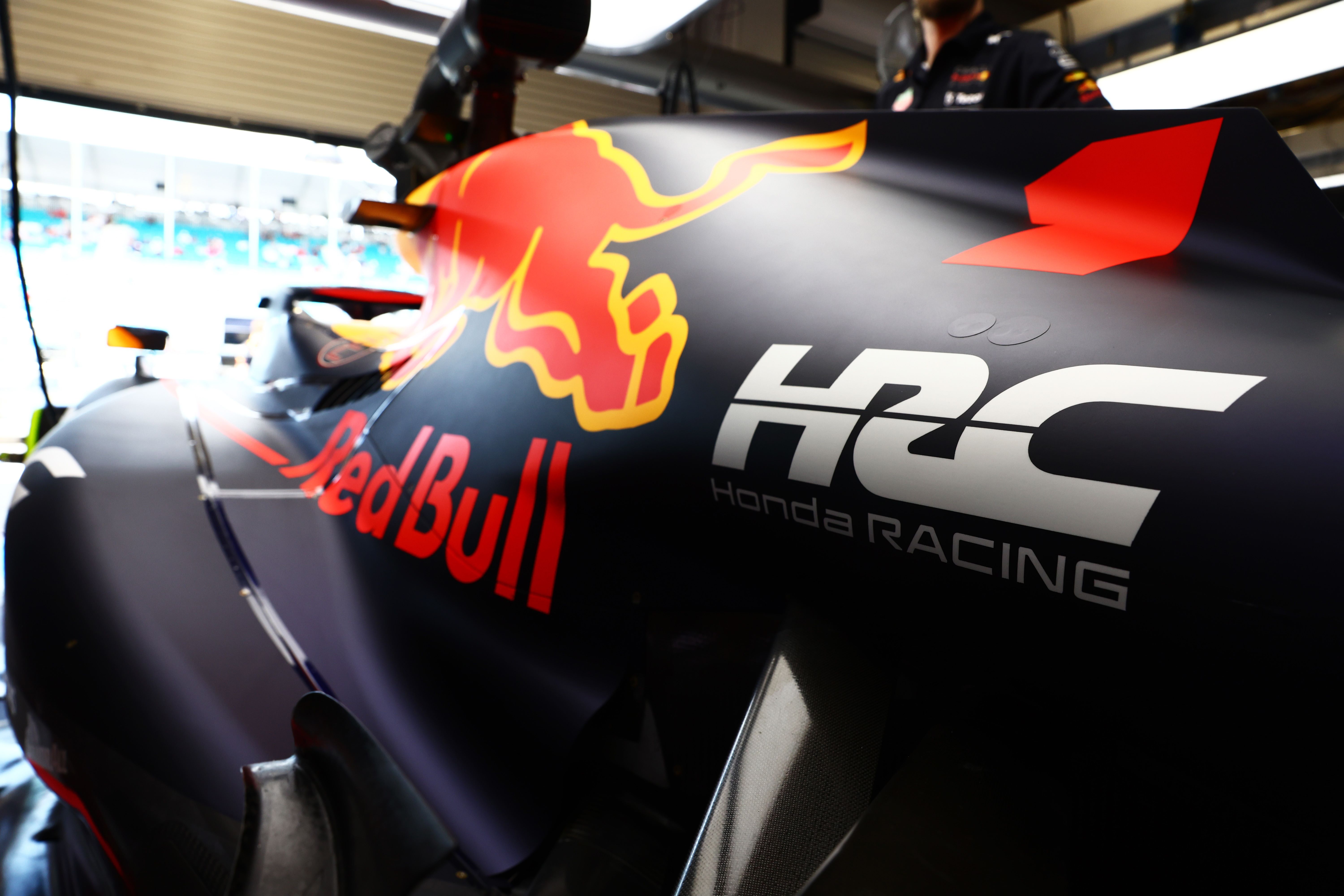Logo Honda Racing pada mobil pembalap utama Tim Oracle Red Bull Racing Max Verstappen.