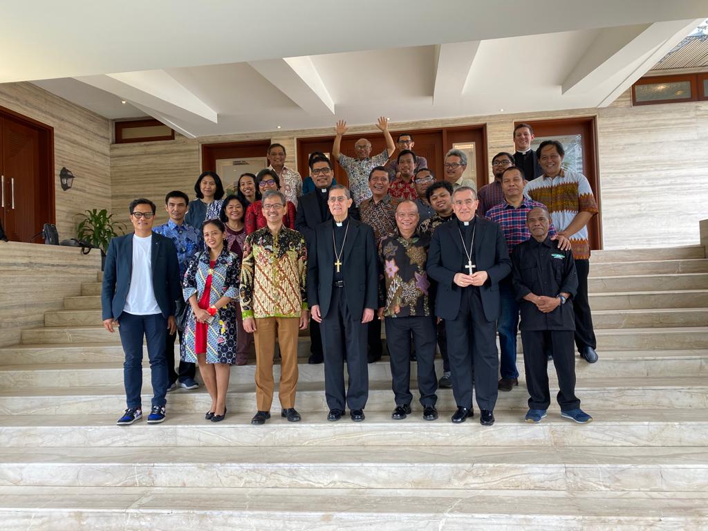 Presiden Dikasteri untuk Dialog Antaragama Takhta Suci di Vatikan, Kardinal Miguel Angel Ayuso Guixot MCCJ (tengah).