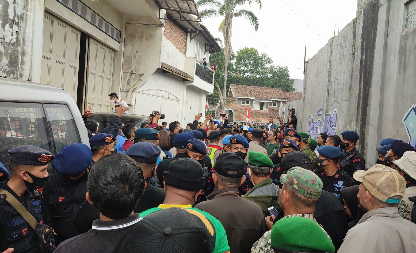 Anggota polwan menenangkan seorang keluarga korban almarhum Letkol (Purn) M Mubin saat menyaksikan rekonstruksi, 5 September 2022.