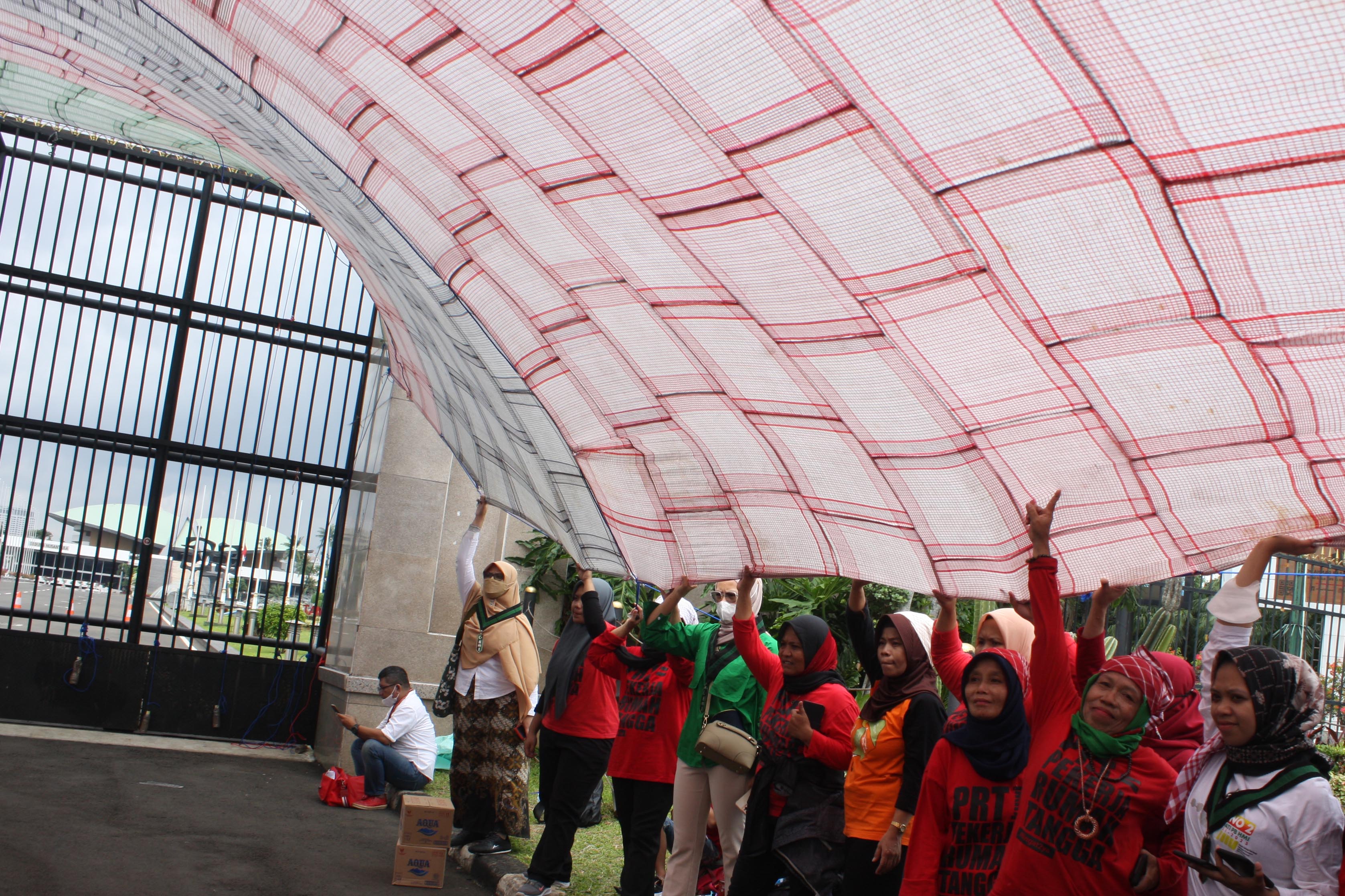 Aksi damai untuk memperingati Hari Pekerja Rumah Tangga Nasional di Depan Gedung Parlemen Senayan, Jakarta, Rabu (15/2).