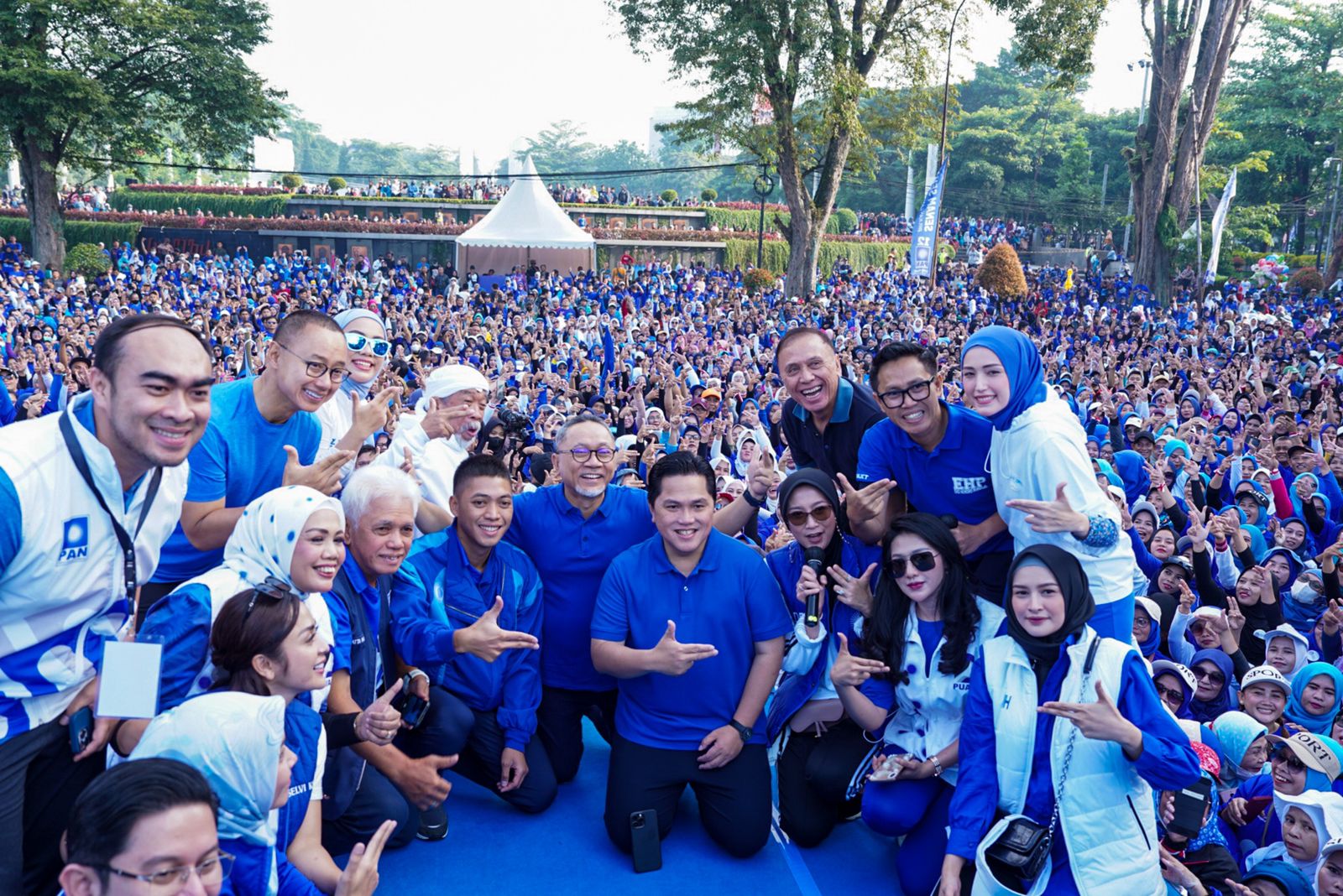 Para tokoh dan masyarakat Kota Bandung ramaikan Senam Sehat Birukan Langit Indonesia.