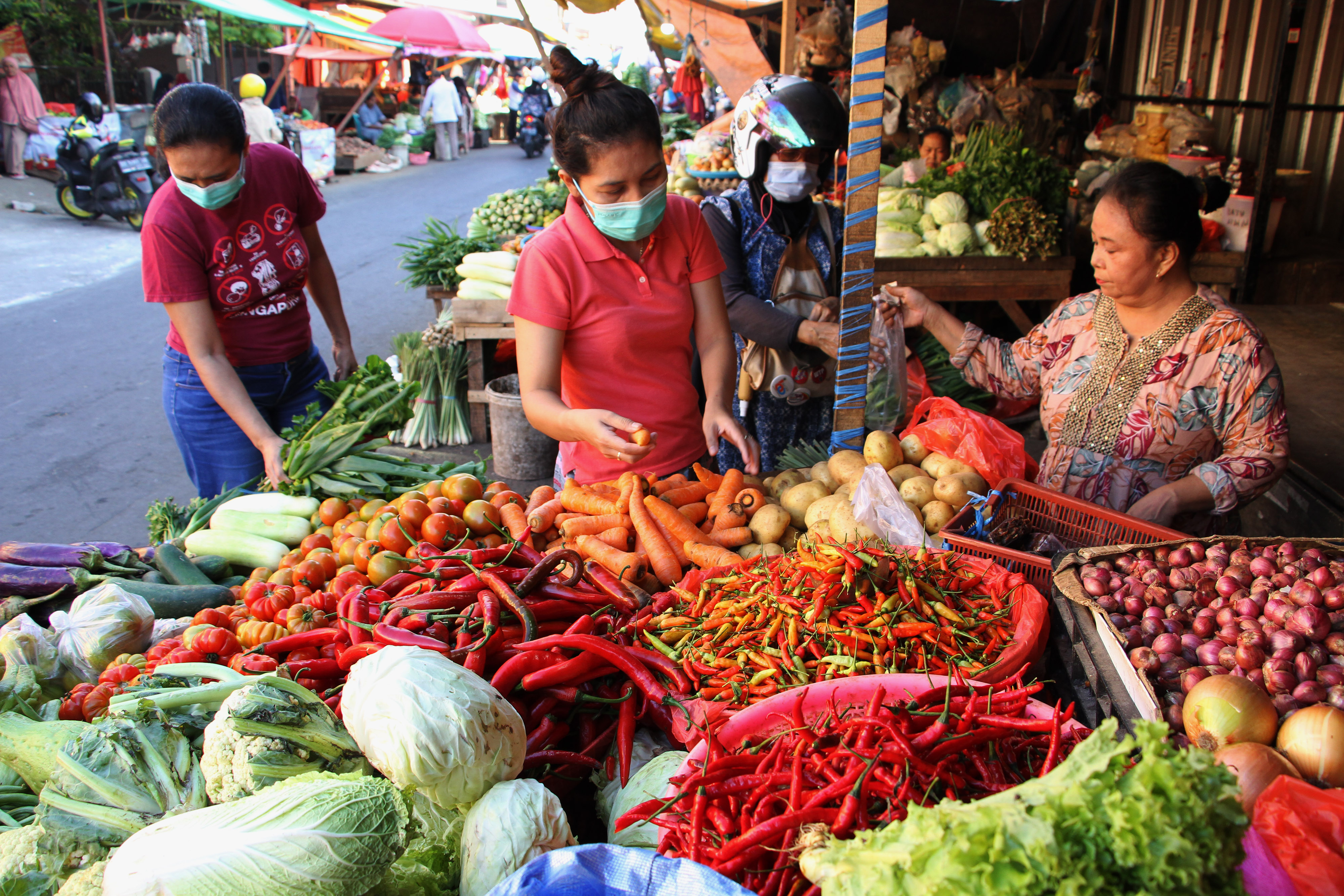 Pedagang melayani pembeli di Pasar Terong, Makassar.