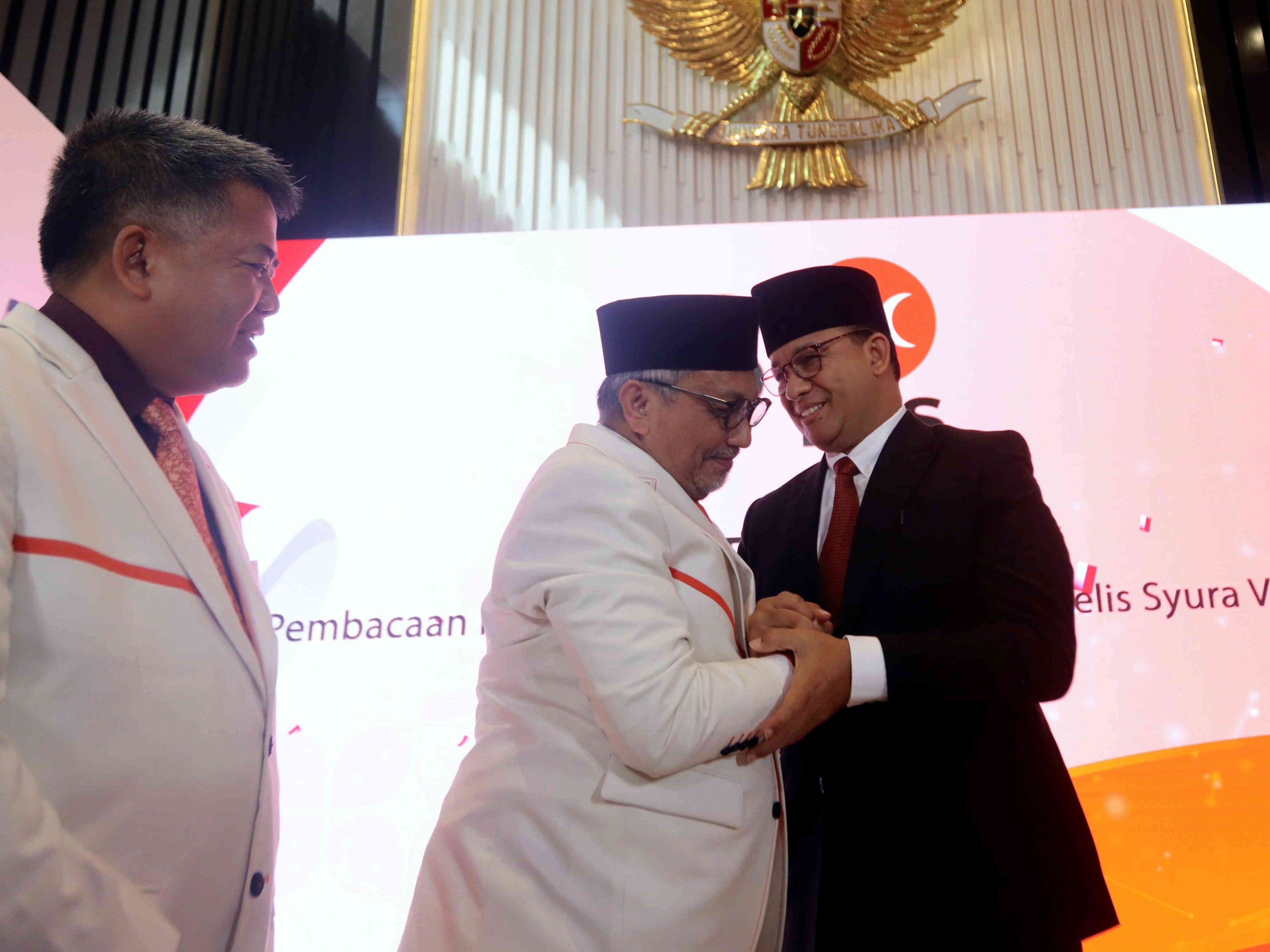 Presiden PKS Ahmad Syaikhu (kiri) menyematkan peci kepada Bakal Calon Presiden Partai NasDem Anies Baswedan (kanan).