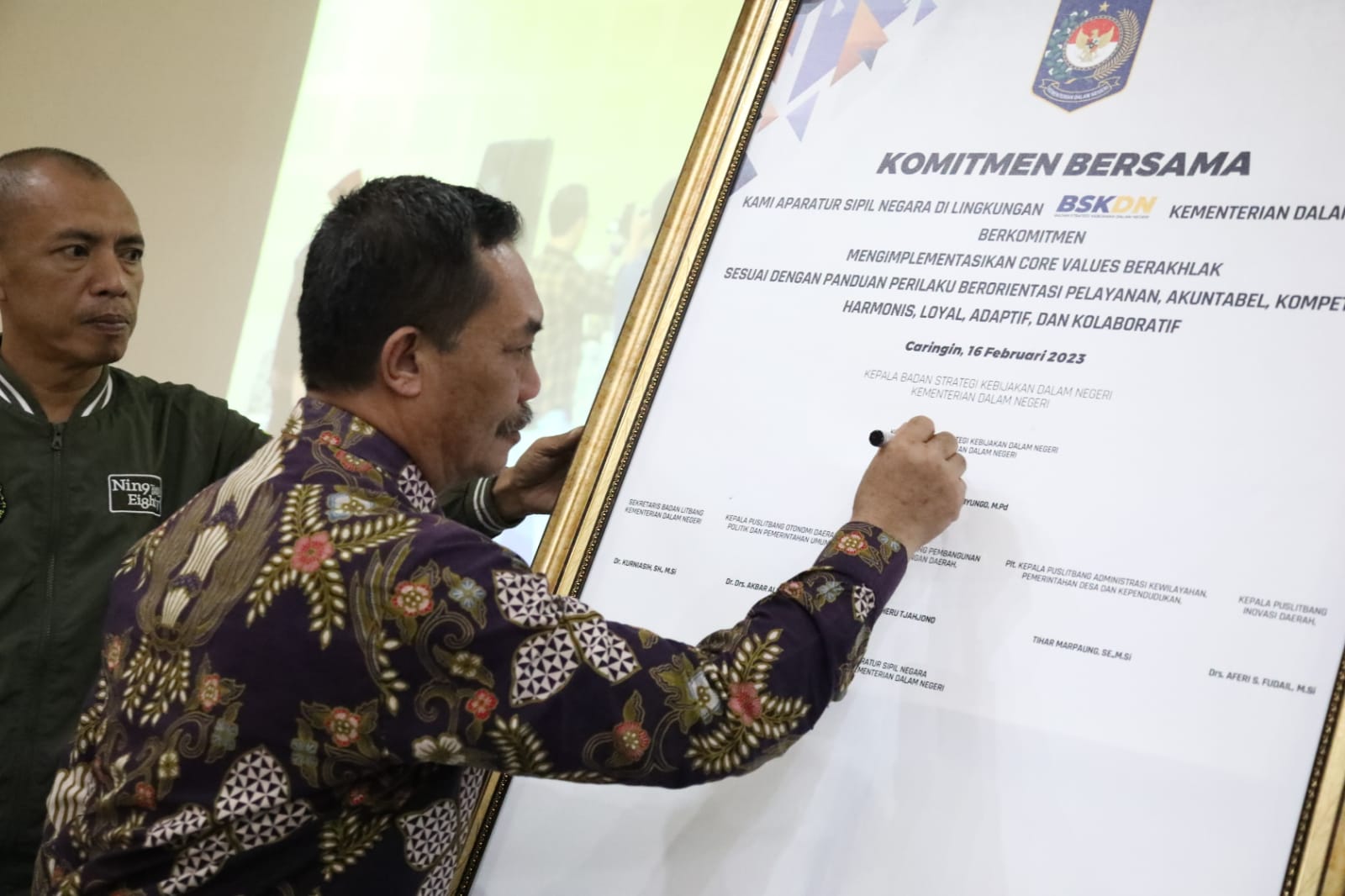 Kepala BSKDN Kemendagri Yusharto Huntoyungo dalam Penandatanganan Komitmen Bersama Terkait Implementasi Core Values BerAKHLAK