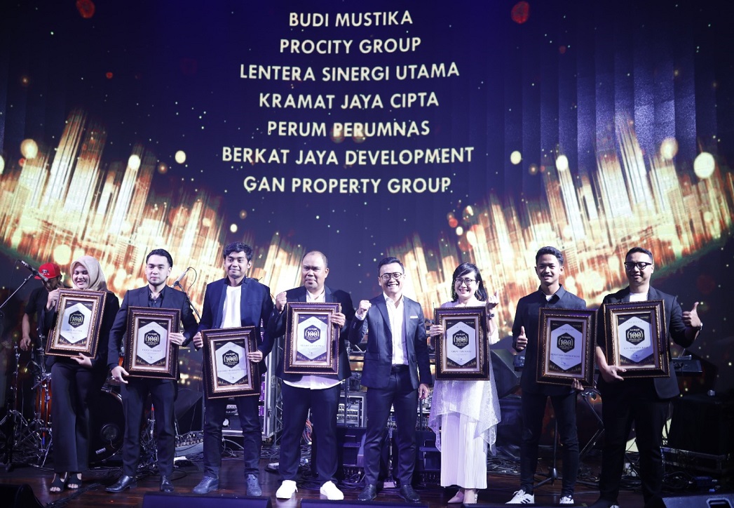 Sejumlah pengembang menerima penghargaan 100 Billion Achievement Award 2023 yang diselenggarakan BTN.