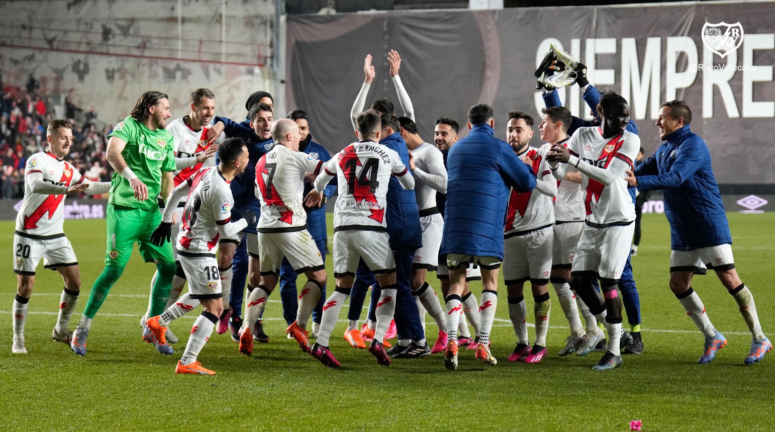 Para pemain Rayo Vallecano melakukan selebrasi usai mengalahkan Almeria di laga Liga Primer Inggris.