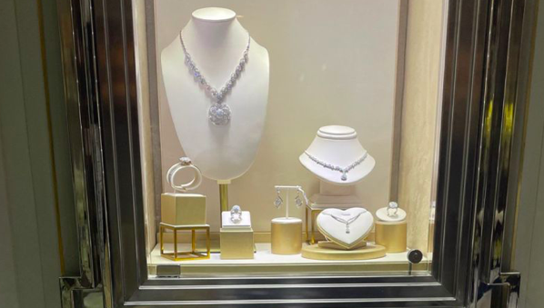 Beberapa produk perhiasan yang dijual di gerai Swan Jewellery Pondok Indah Mall 1, Jakarta Selatan, Minggu (26/2/2023).
