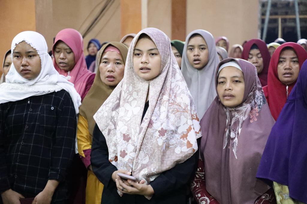 Komunitas Gus-Gus Nusantara Jawa Timur berbagi kebaikan di Pondok Pesantren Bait At Taqwa yang berlokasi di Kecamatan Pogalan, Kabupaten Tre