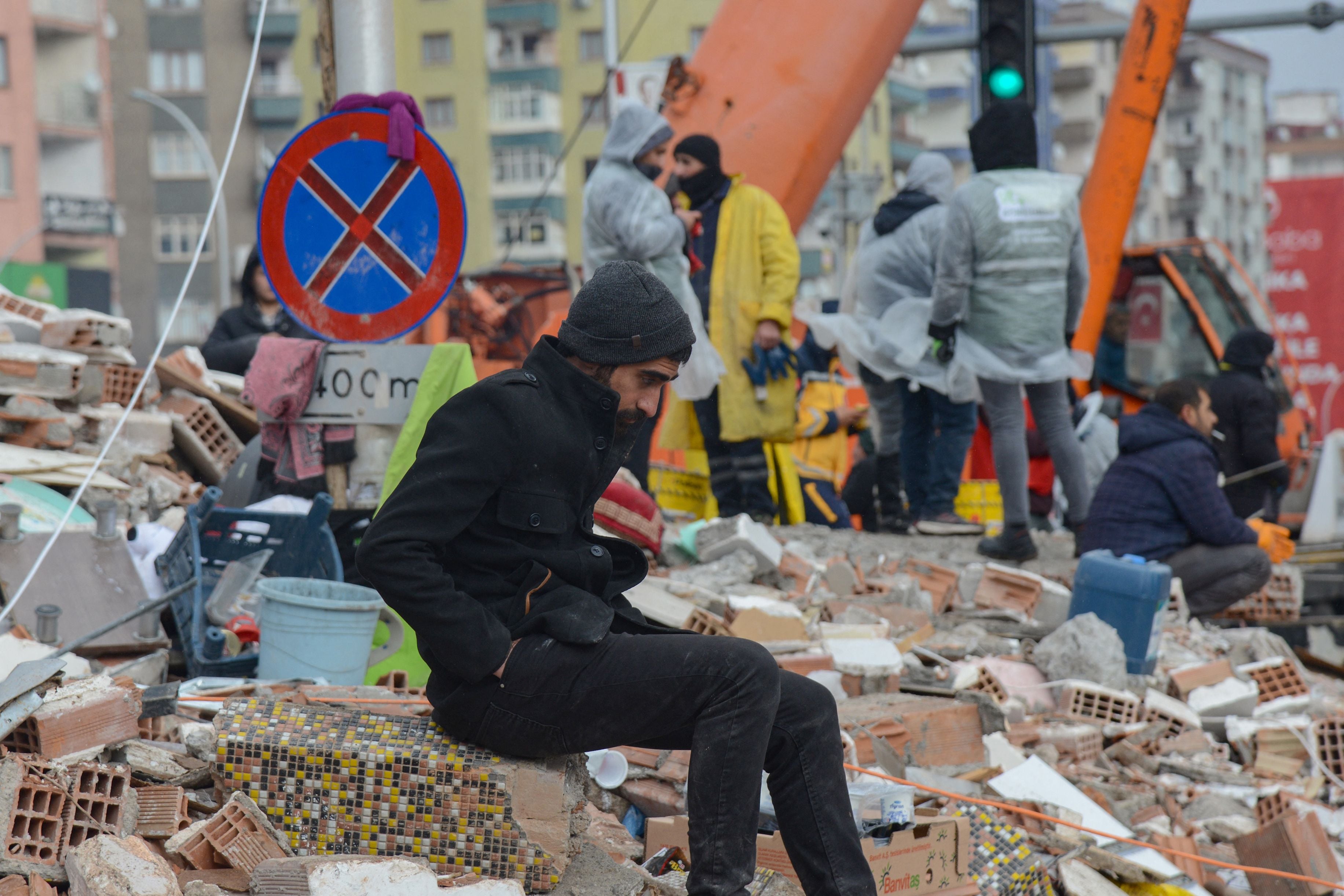 Seorang warga mencari anggota keluarganya yang hilang pascagempa bumi dahsyat di Dyarbakir, tenggara Turki, Selasa (7/2).