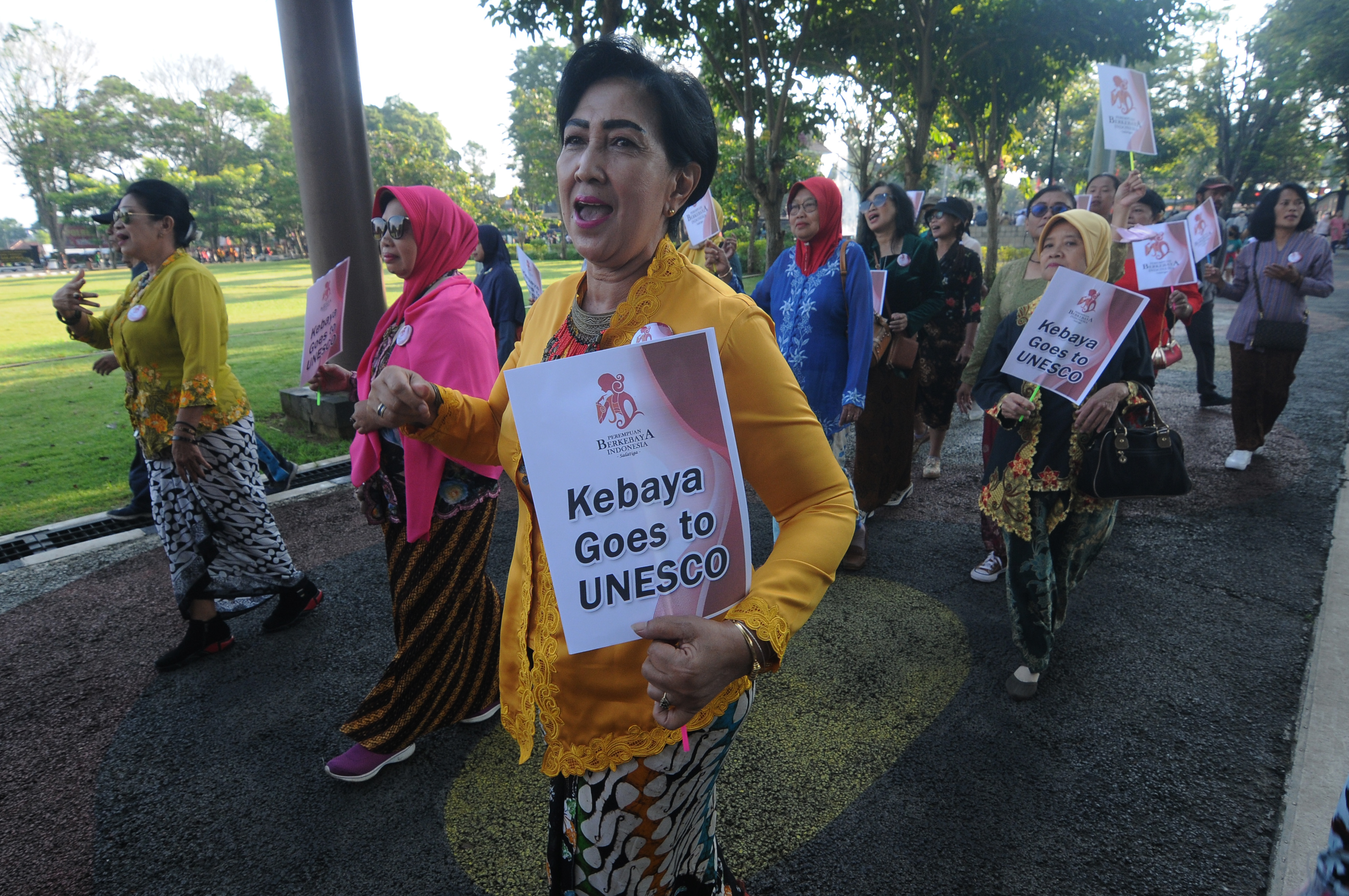 Sejumlah warga mengenakan kebaya saat kampanye Perempuan Berkebaya Indonesia di Alun-alun Pancasila, Salatiga, Jawa Tengah.