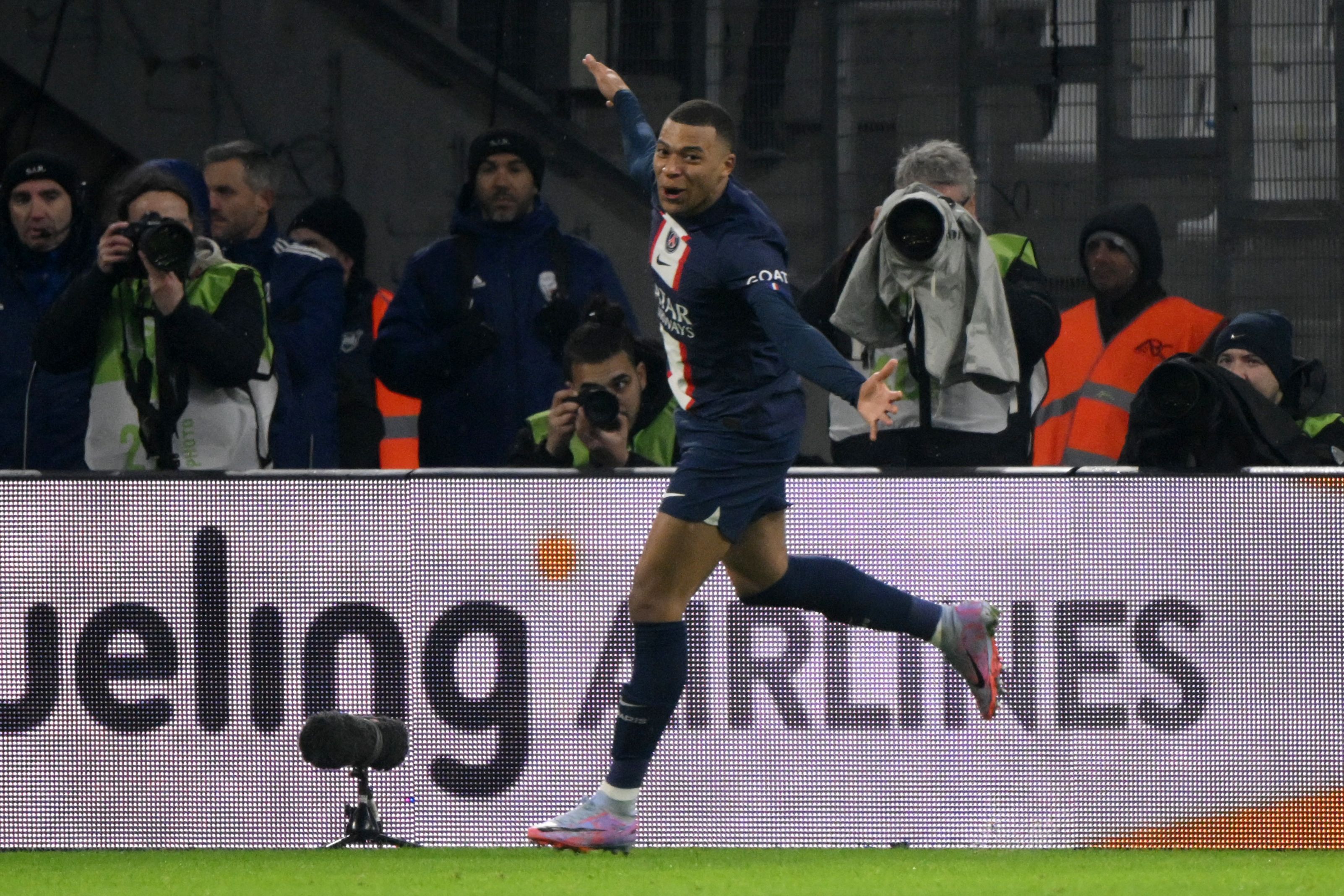 Penyerang PSG Kylian Mbappe melakukan selebrasi usai mencetak gol ke gawang Marseille di laga Ligue 1.