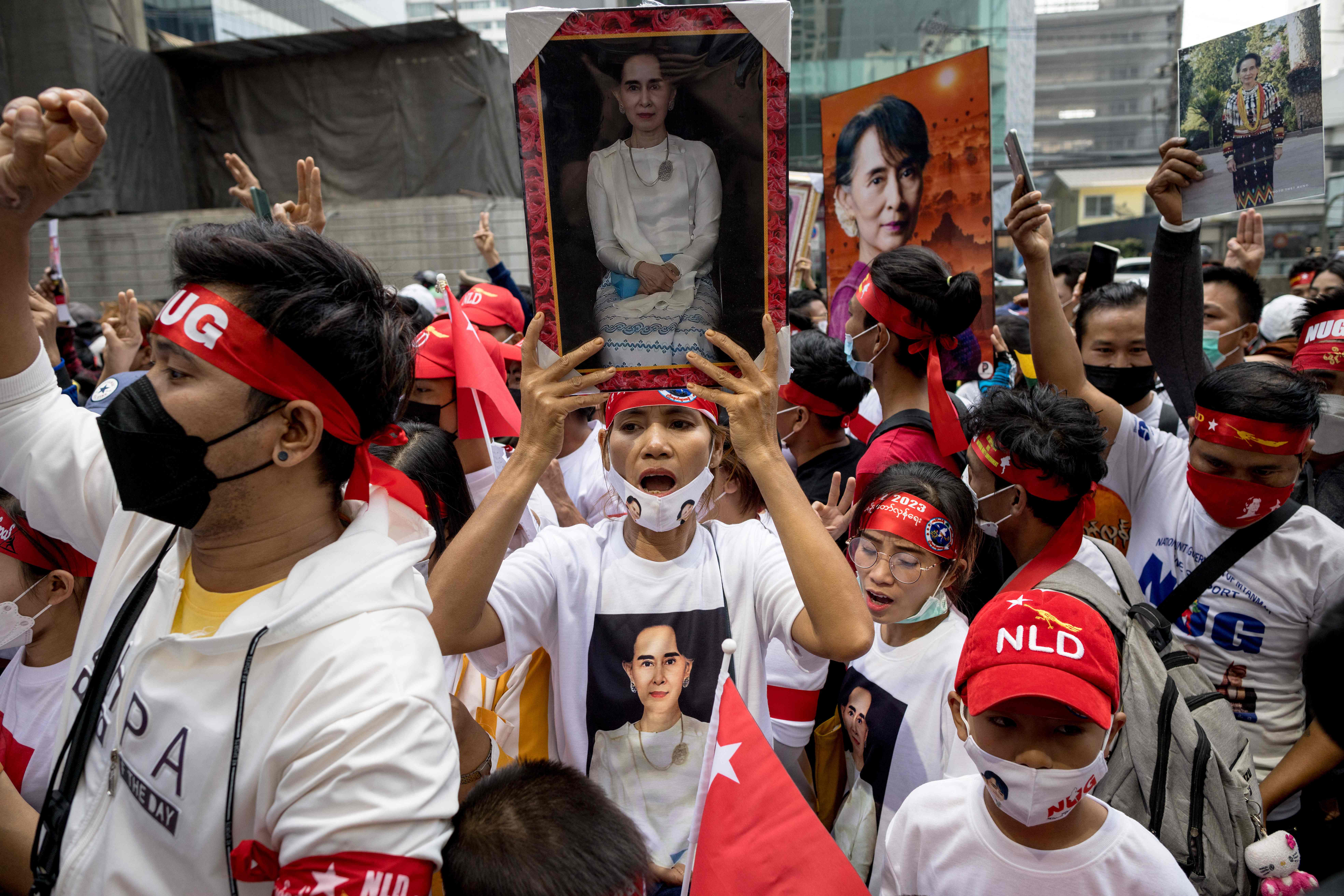 Para demonstran berunjuk rasa dengan membawa poster Aung San Suu Kyi di depan Gedung Kedubes Myanmar di Bangkok, Thailand, Rabu (1/2).  