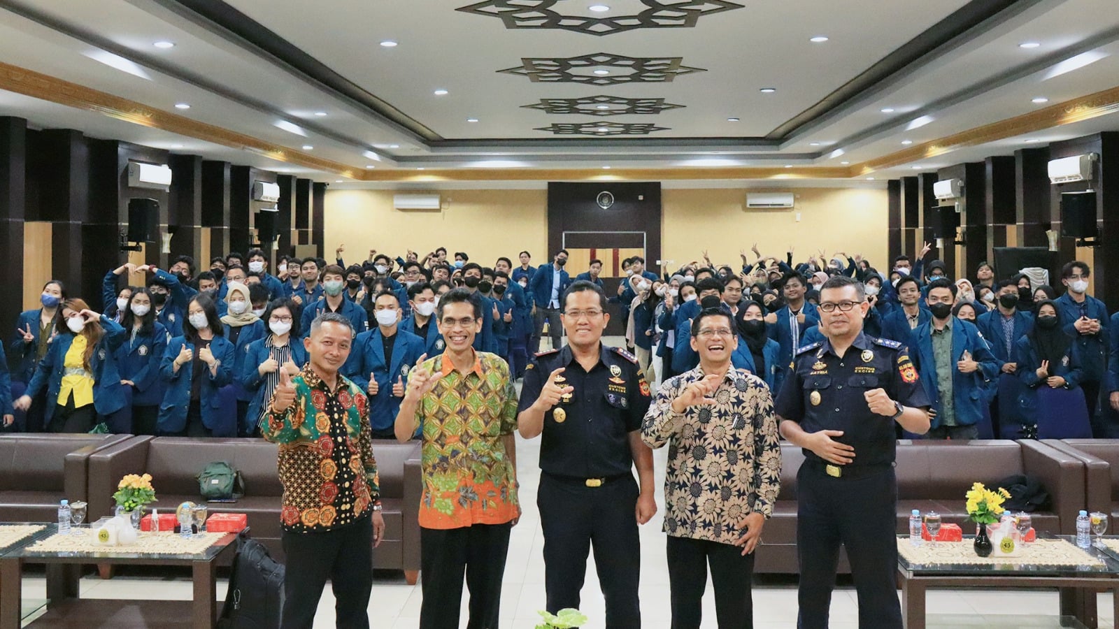 Bea cukai menerima kunjungan mahasiswa