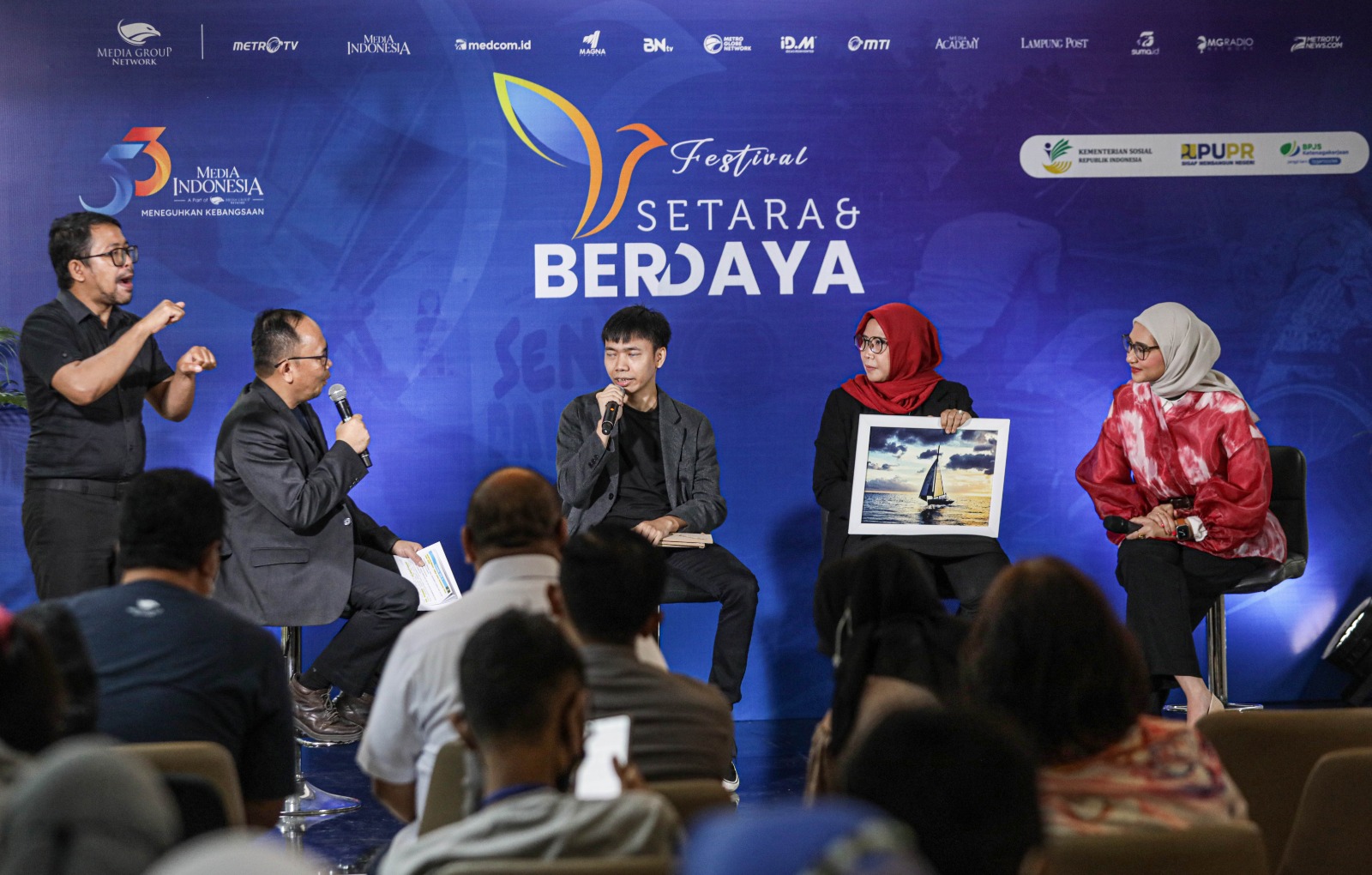 Muhammad Ikhwan Tariqo pemilik usaha kriya Dekardekor dalam festival Setara Berdaya, 