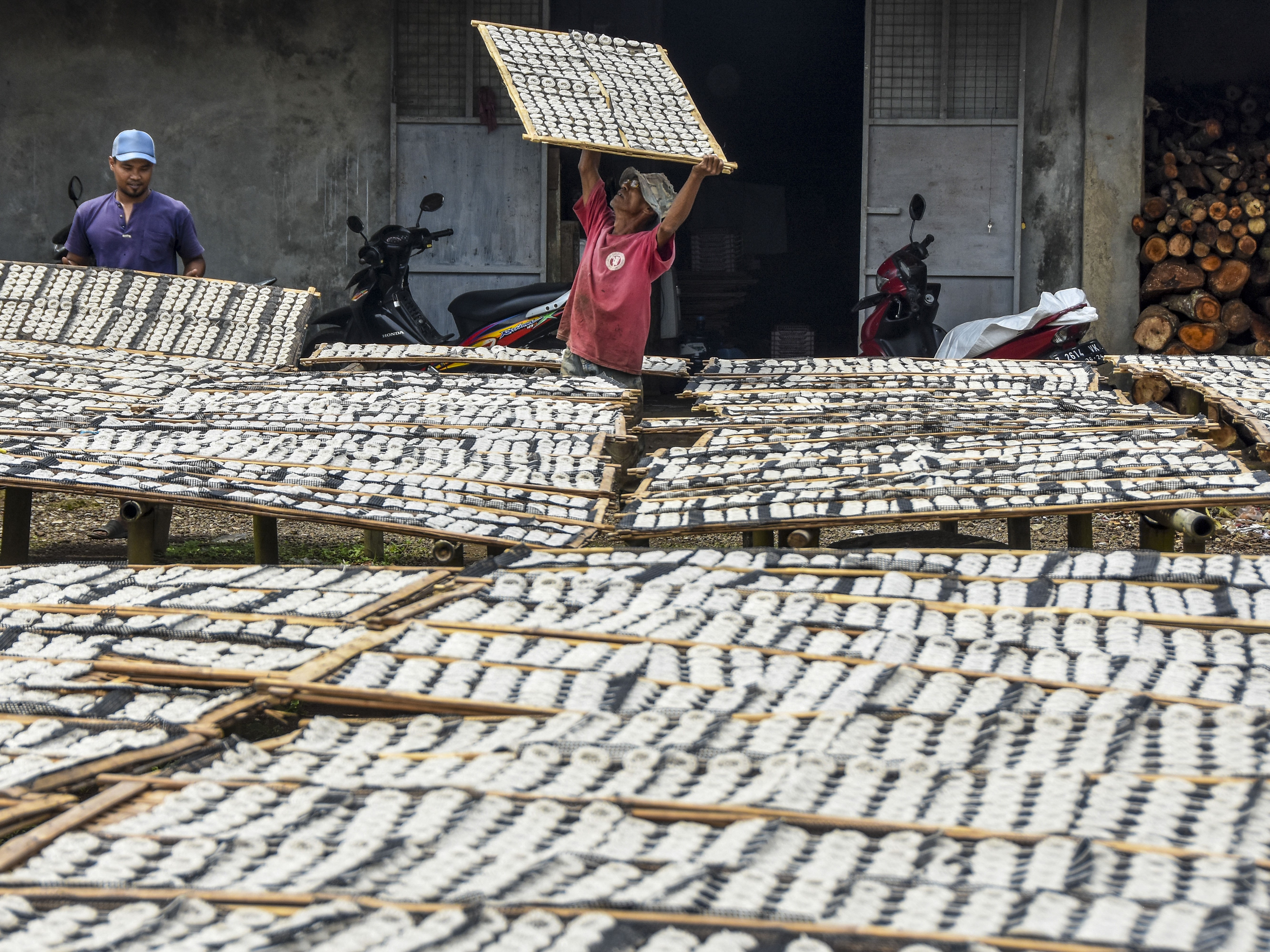 Pekerja menjemur kerupuk di Dusun Sukasari, Desa Imbanagara Raya, Kabupaten Ciamis, Jawa Barat, Selasa (31/1/2023).
