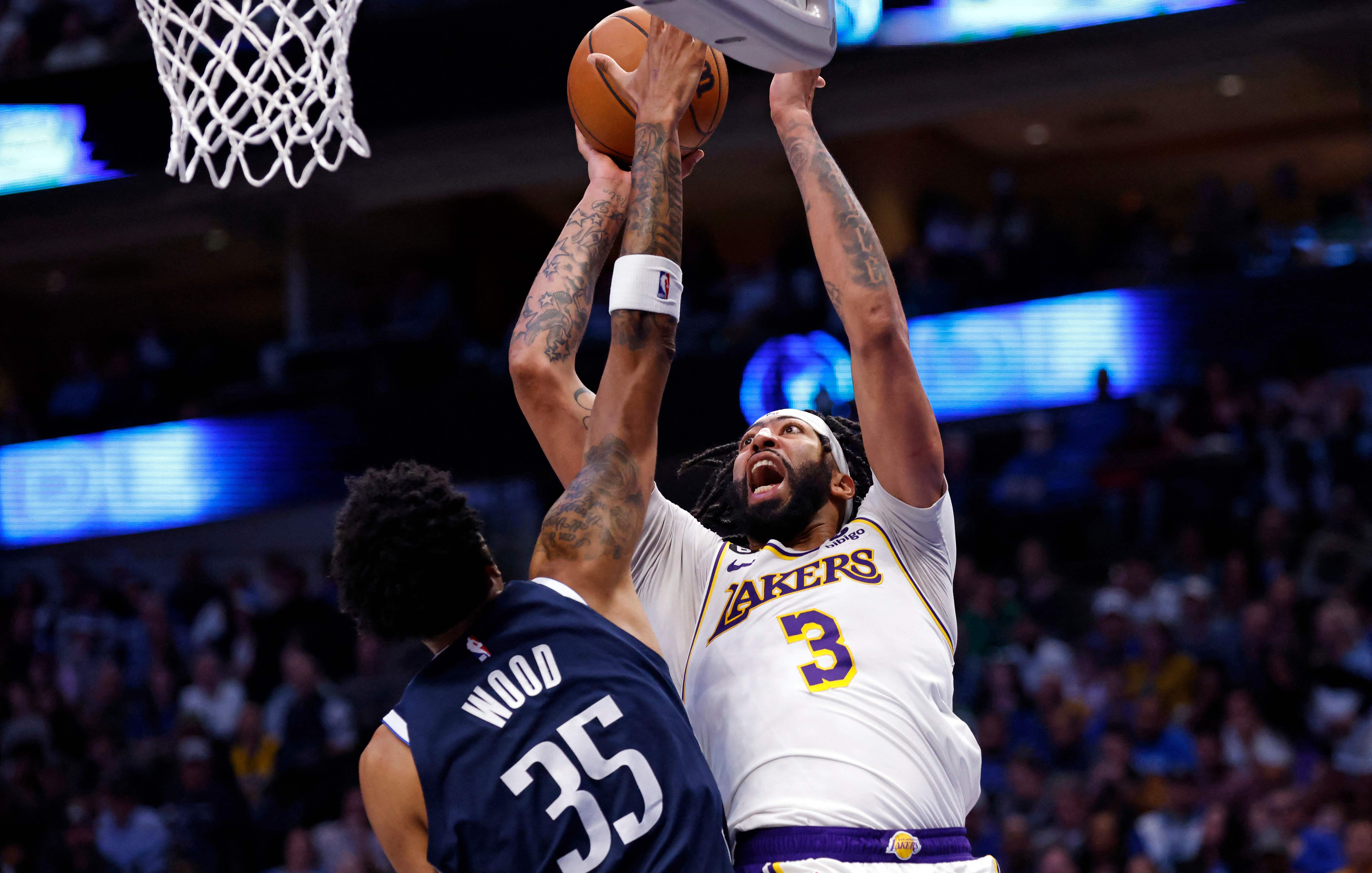 Pebasket Los Angeles Lakers Anthony Davis melancarkan serangan dalam laga NBA melawan Dallas Mavericks.