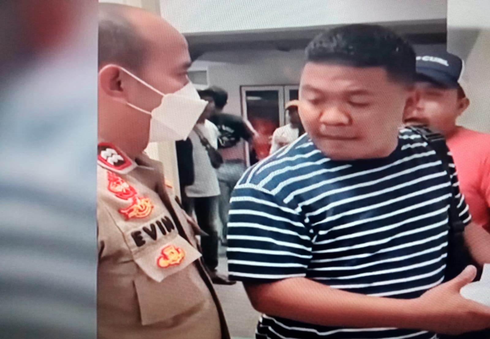 Tangkapan layar media sosial saat para debt collectors membentak anggota Bhabinkamtibmas, Iptu Evin Susanto.