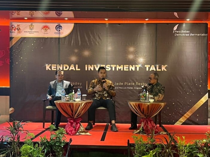 Bupati Kendal Dico M Ganinduto (tengah) saat berbicara dalam forum diskusi Kendal Investment Talk.