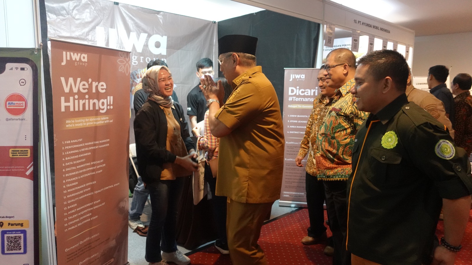 Wali Kota Tangerang Selatan, Benyamin Davnie (tengah) saat berkunjung ke salah satu booth UMJ Career Expo 2023. 