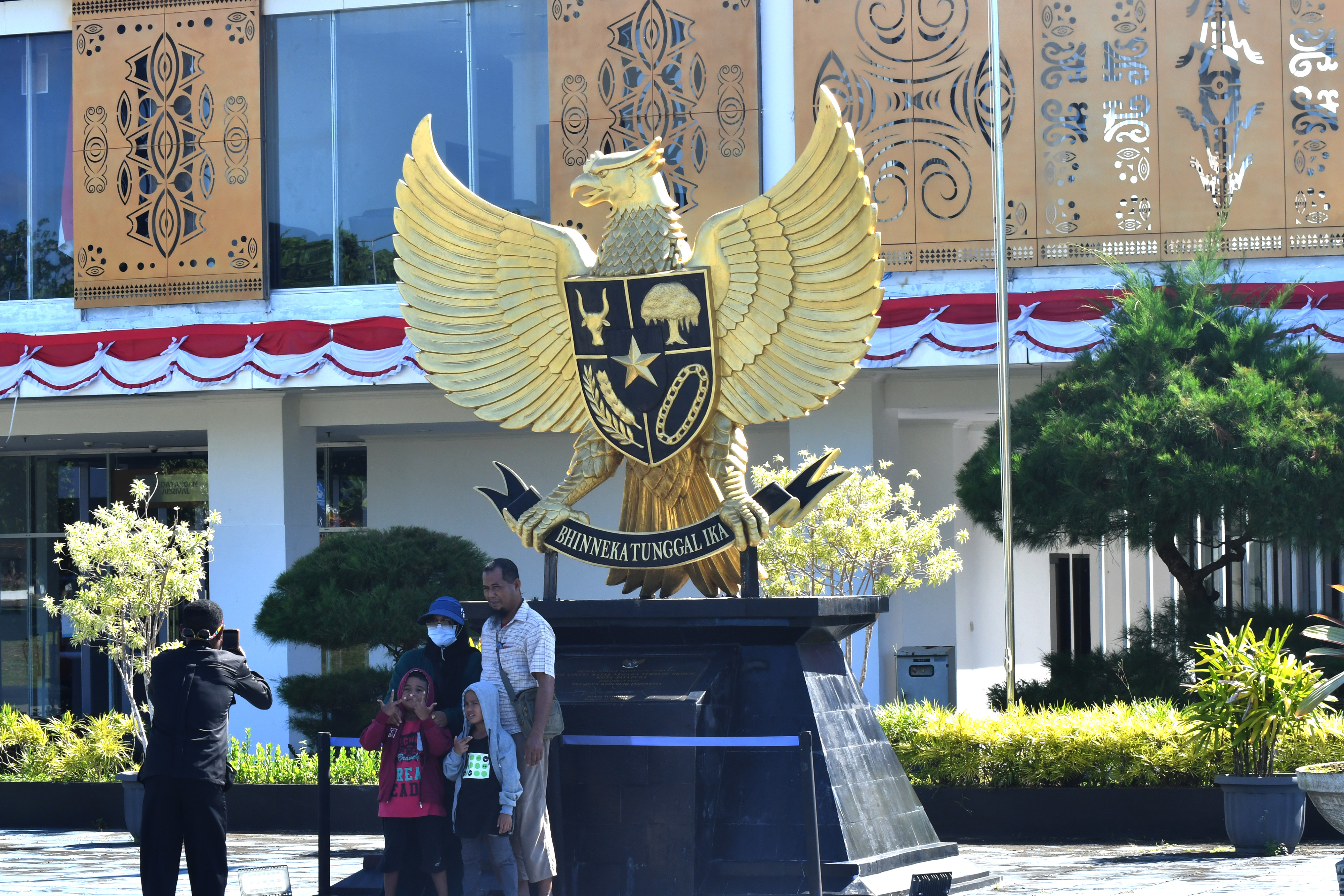 Ilustrasi. Sejumlah warga berfoto didepan lambang negara Garuda Pancasila di Pos Lintas Batas Negara (PLBN) Skouw, Papua.