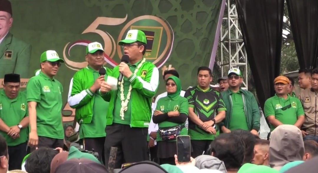 Plt Ketua Umum Partai Persatuan Pembangunan (PPP) Muhamad Mardiono di Harlah ke 50 PPP di Lapangan Kerkof, Kabupaten Garut, Jabar, Minggu (2