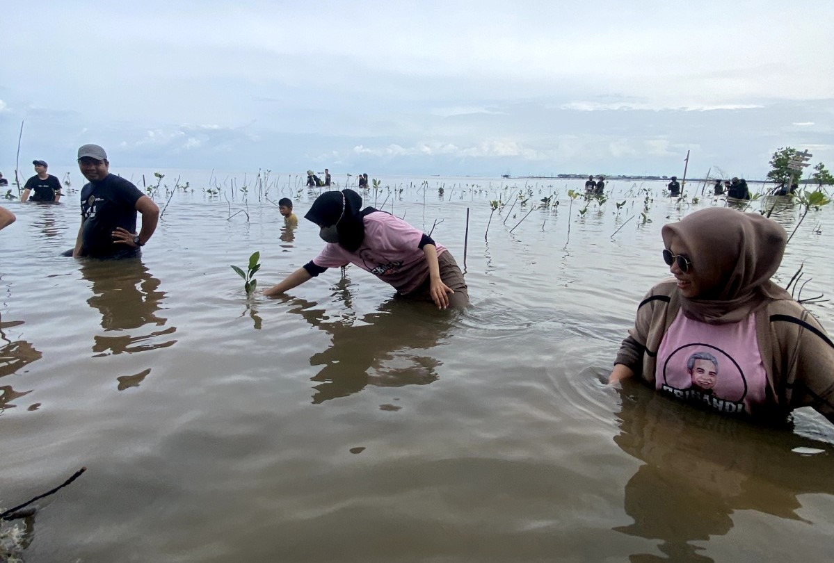 Srikandi Ganjar menanam mangrove di Makassar, Sulsel