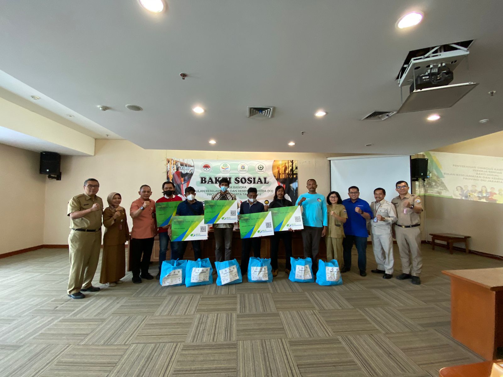 Acara penyerahan kartu peserta BPJamsostek kepada 200 pekerja rentan di Jakarta Barat, Selasa (28/2).