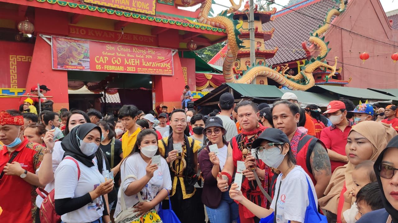 Pesta Cap Go Meh semakin meriah yang dipenuhi antusias warga bersamaan dengan pembagian produk sampling dari QL Cosmetic.