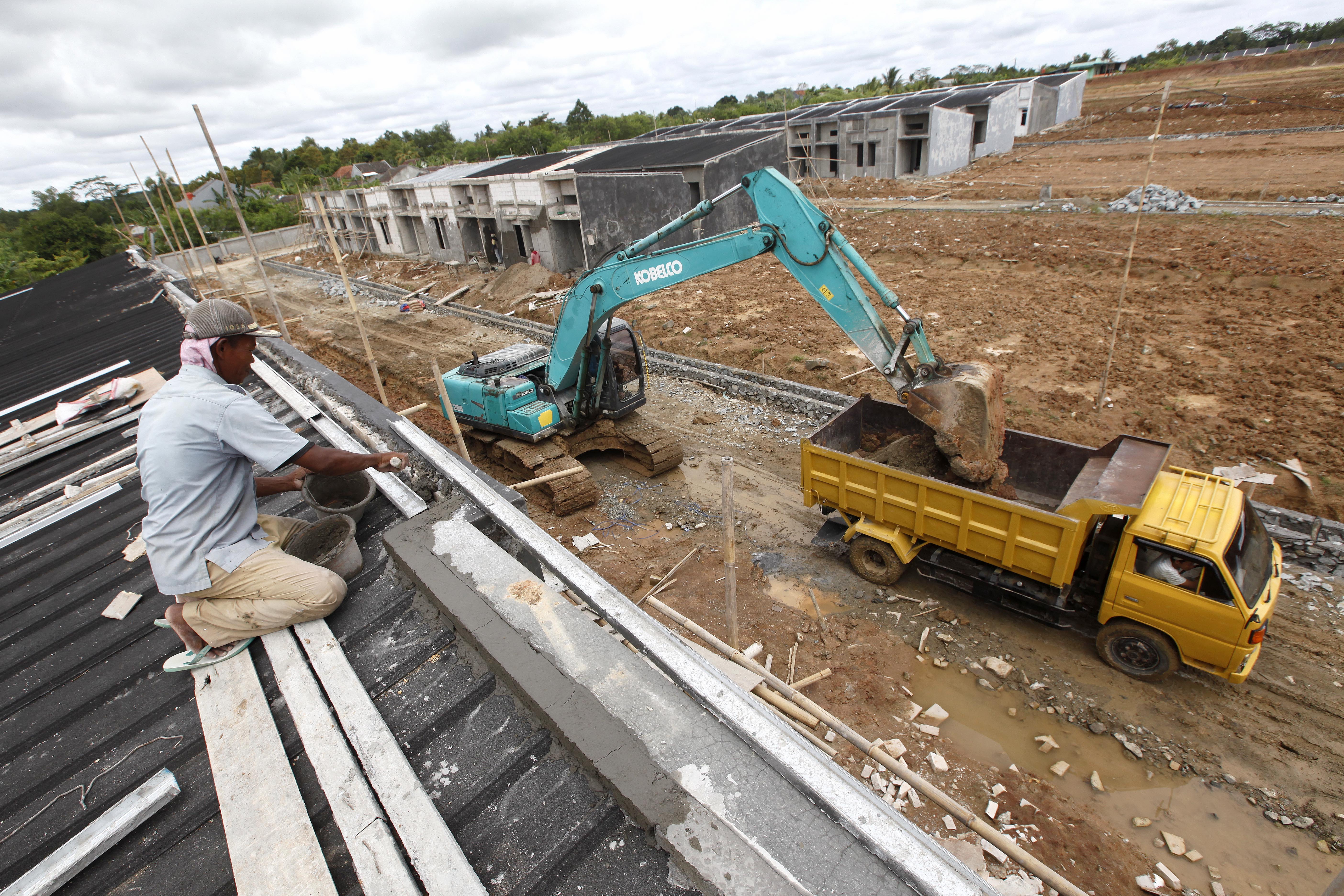 Pekerja menuntaskan proyek perumahan di kawasan Kamaya, Parungpanjang, Bogor, Senin (23/1).